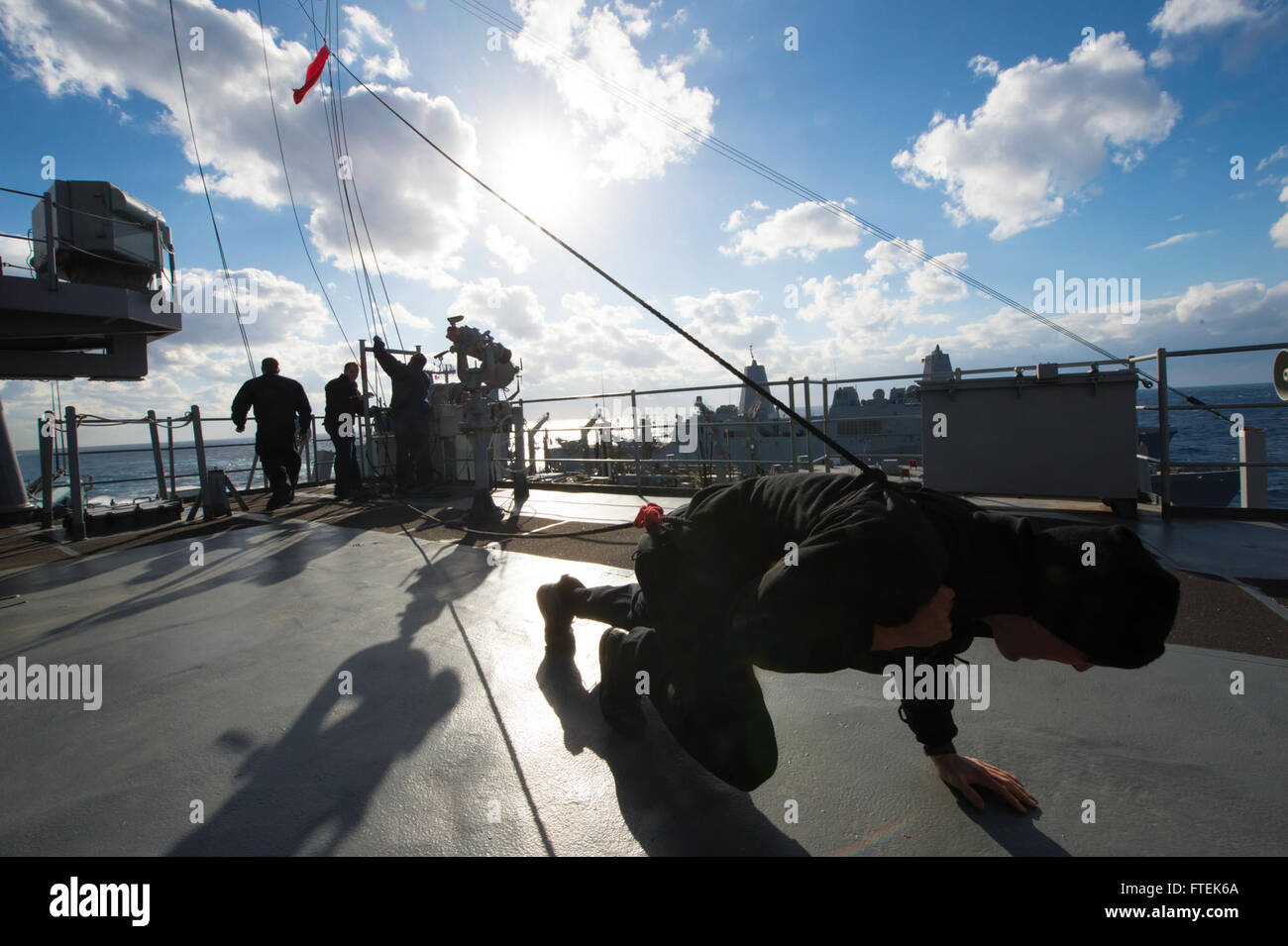 150109-N-DQ840-325 Mittelmeer (9. Januar 2015) Quartiermeister 3. Klasse Benjamin Monti (rechts), von Pennfield, New York, schleppt sich eine Signalfahne während einer im Gange Nachschub an Bord der Whidbey-Island-Klasse amphibischen Dock Landung Schiff USS Fort McHenry (LSD 43) mit der Henry J. Kaiser-class Flotte Nachschub Öler USNS Kanawha (T-AO-196) 9. Januar 2015. Fort McHenry, eingesetzt als Bestandteil der Iwo Jima amphibisches bereit Group/24th Marine Expeditionary Unit, führt Marinebetriebe in den USA 6. Flotte Bereich der Maßnahmen zur Erhöhung der Sicherheit der Vereinigten Staaten in Europa interessiert. (U Stockfoto