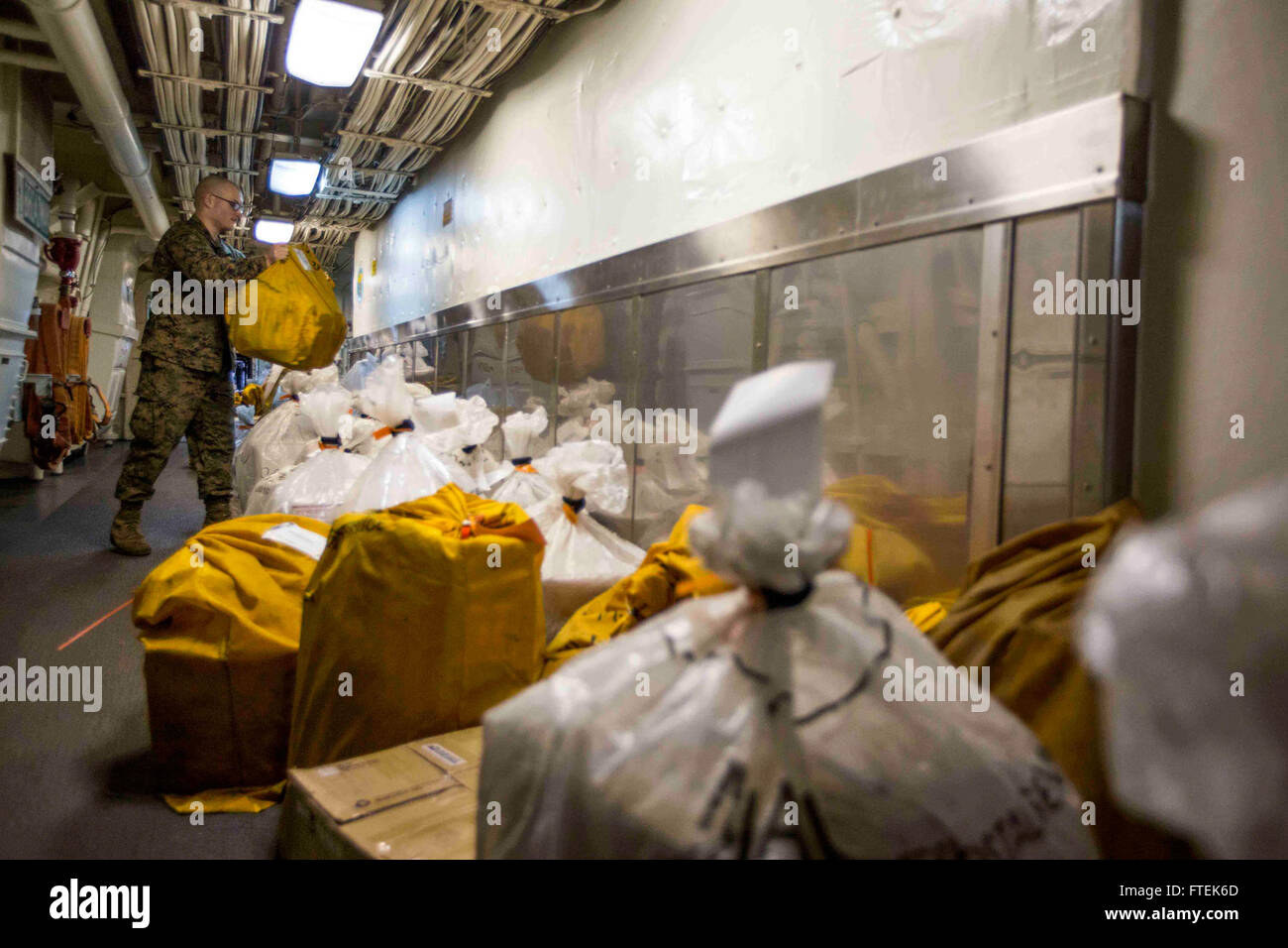 150109-M-YH418-003 Mittelmeer (9. Januar 2015) Lance Cpl. Garald John, ein Postbeamter mit Bekämpfung der Logistik-Bataillon 24, 24. Marine Expeditionary Unit (MEU), zieht eine Tasche von Mail während einer Auffüllung auf See an Bord der San-Antonio-Klasse amphibischen Dock Transportschiff USS New York (LPD-21) 9. Januar 2015. Durchführung der 24. MEU und Iwo Jima amphibisches bereit Gruppe Marinebetriebe in den USA 6. Flotte Bereich der Maßnahmen zur Erhöhung der Sicherheit der Vereinigten Staaten in Europa interessiert. (Foto: U.S. Marine Corps Unteroffizier. Todd F. Michalek/freigegeben) Stockfoto