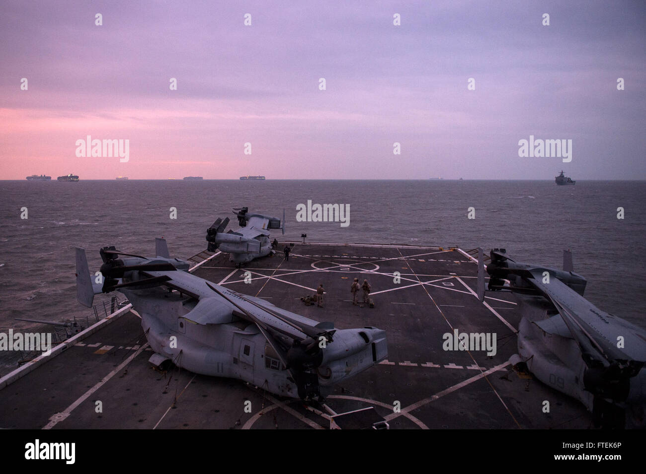 150110-N-XG464-109 Mittelmeer (10. Januar 2015) - bereitet Amphibious Transport Dock Schiff USS New York (LPD-21) 10. Januar 2015 Transit durch den Suez-Kanal mit amphibischen Dock Landungsschiff USS Fort McHenry (LSD-43) und amphibischen Angriff Schiff USS Iwo Jima (LHD-7). New York, ein amphibious Transport dock Schiff, eingesetzt als Bestandteil der Iwo Jima amphibisches bereit Group/24th Marine Expeditionary Unit, San Antonio-Klasse führt Marinebetriebe in den USA 6. Flotte Bereich der Maßnahmen zur Erhöhung der Sicherheit der Vereinigten Staaten in Europa interessiert. (U.S. Navy Photo von Masse Kommunikation Specia Stockfoto