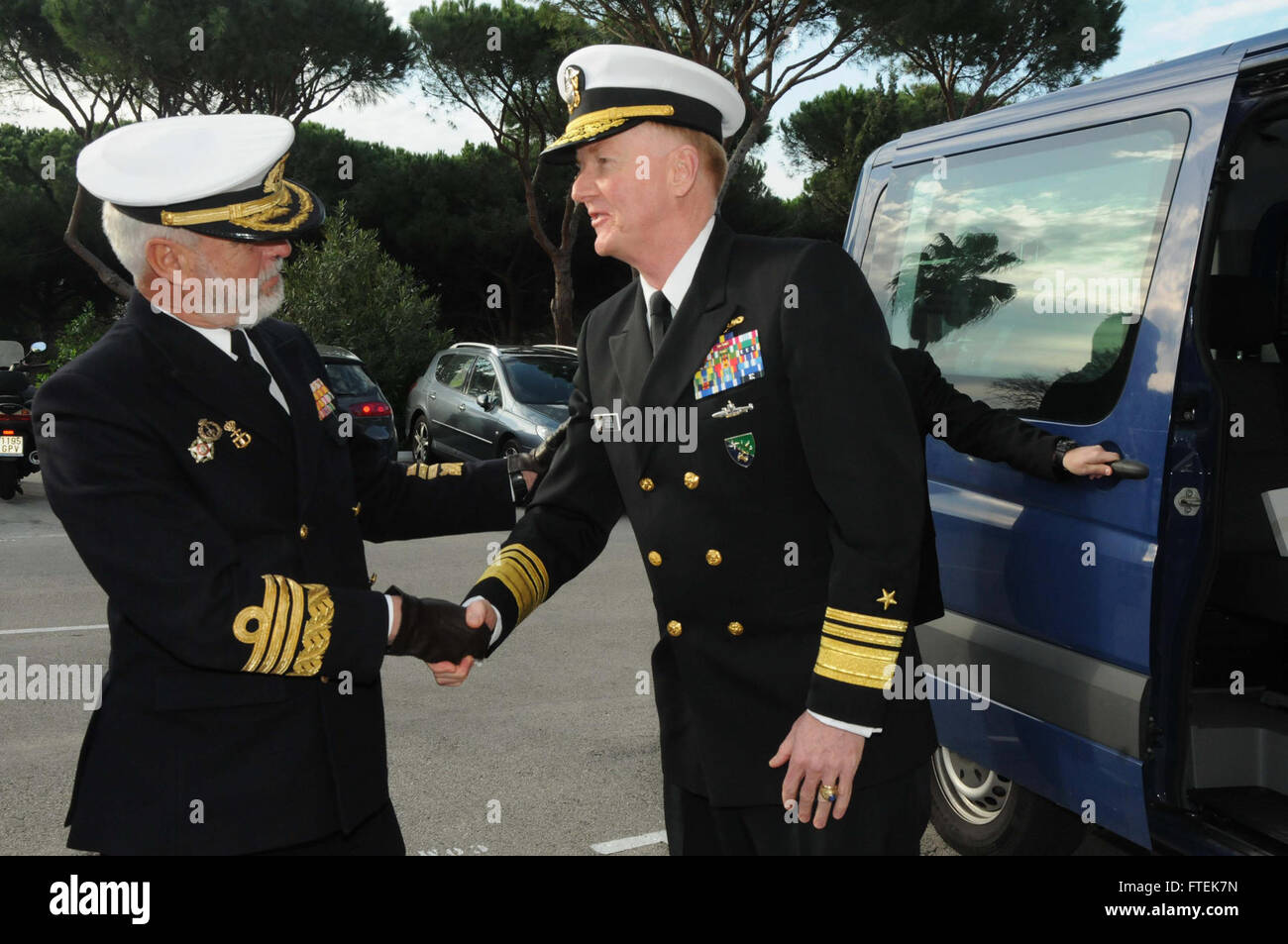 150112-N-UI568-009 NAVAL STATION ROTA, Spanien (12. Januar 2015) spanische Marine Admiral Santiago Bolibar Piñeiro, spanischer Admiral der Flotte, links, begrüßt Vice Admiral James Foggo, Commander, U.S. 6. Flotte während der Büro betreten Hauptquartier der spanischen Marine Flotte, 12. Januar 2015. Foggo des zweitägigen Besuch in Rota beteiligt Touren zu verschiedenen Einrichtungen an Bord der Installation und Treffen mit der spanischen Marine. (Foto: U.S. Navy Morgan über/freigegeben) Stockfoto