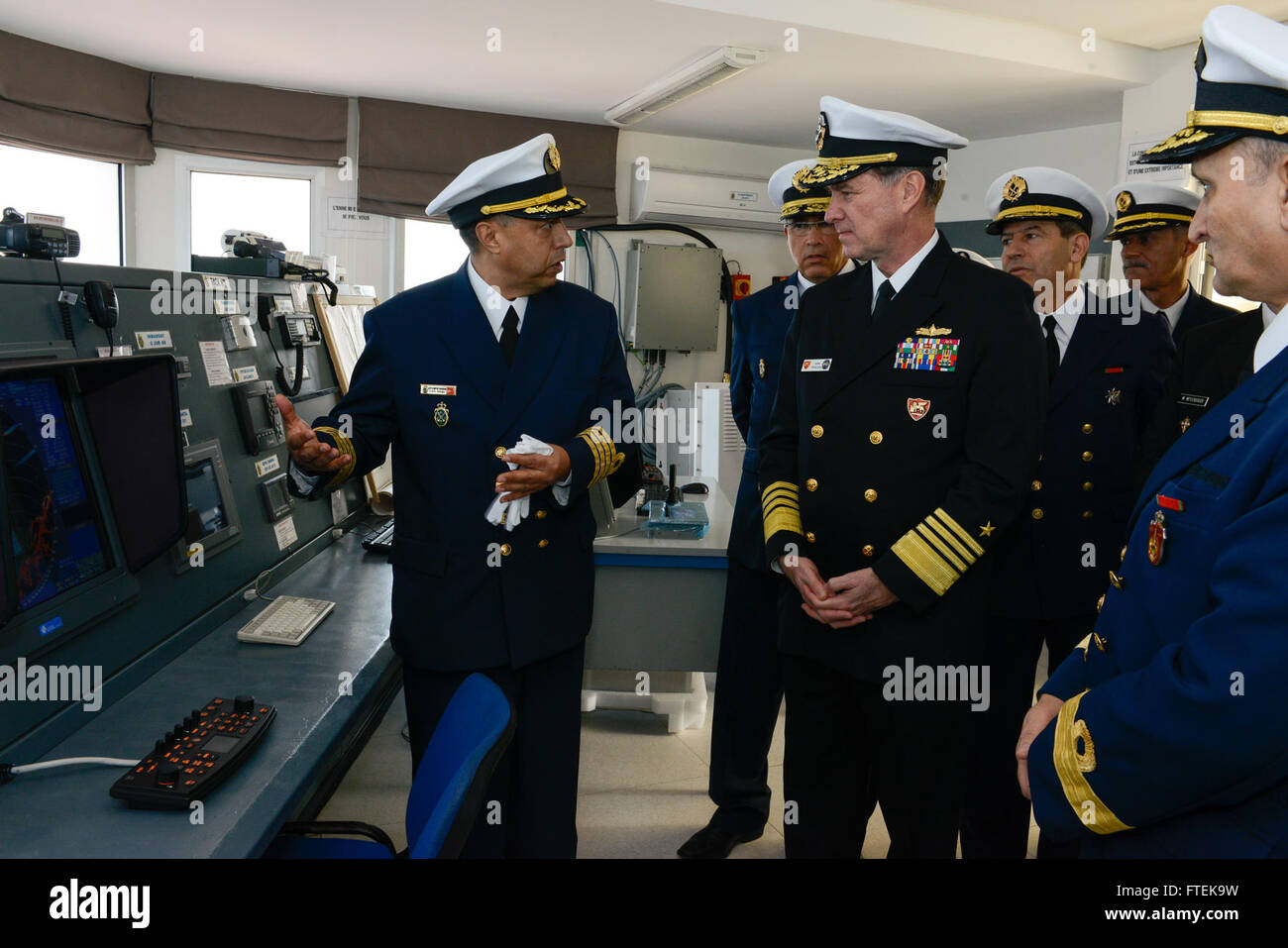 150115-N-UE250-068 Tanger, Marokko (15. Januar 2015) Admiral Mark Ferguson, Commander, US Naval Forces Europe-Africa, Recht, zusammen mit Mitgliedern der königliche marokkanische Marine, ist ein Rundgang von der marokkanischen Küste Radarstellung auf Ksar Sghir Naval Base, 15. Januar 2015. Ferguson war Marokko um bauen auf die dauerhafte Partnerschaft hat die US Navy mit der Royal Navy marokkanischen und gegenseitige Sicherheit im Seeverkehr diskutieren mit seinen Amtskollegen. (Foto: U.S. Navy Mass Communication Specialist 2. Klasse Corey Hensley) Stockfoto