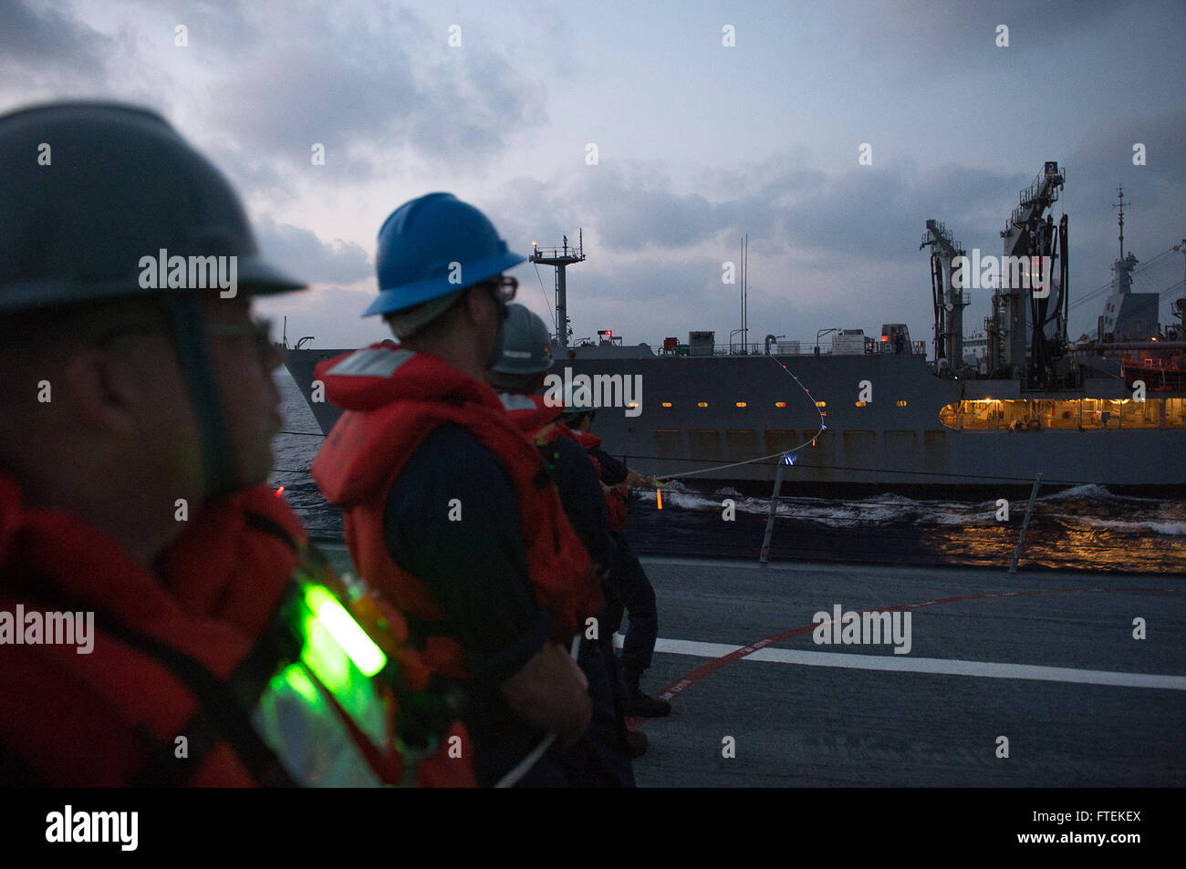 MEDITERRANEAN SEA (31. August 2013) – hieven Seeleute an Bord der Lenkwaffenzerstörer USS Gravely (DDG 107) Telefon und Abstand Linien während ein Nachschub-at-Sea (RAS) mit Military Sealift Command Öler USNS Leroy Grumman (T-AO 195). Ernsthaft, ist Gridley in Norfolk, Virginia, auf eine geplante Bereitstellung maritimer Sicherheitsoperationen und Sicherheitsbemühungen Zusammenarbeit Theater in der 6. Flotte Verantwortungsbereich zu unterstützen. Stockfoto