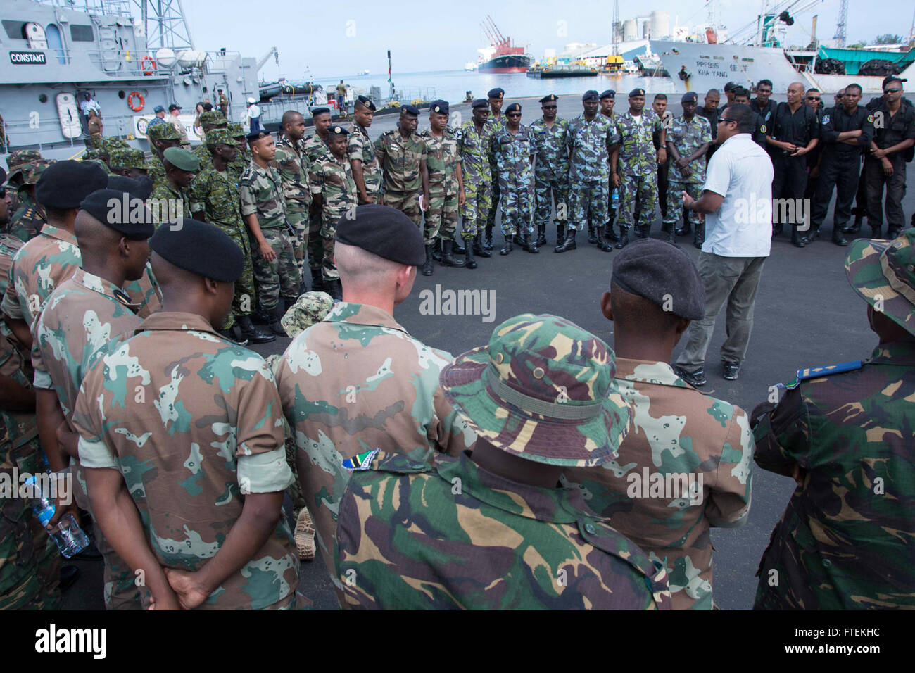 150129-N-FB085-001 PORT LUIS, Mauritius (29. Januar 2015) Boarding Teammitglieder aus Südafrika, Tansania, Komoren, Uganda, Seychellen, Kenia und Mauritius erhalten Anweisungen auf die Ereignisse des Tages während der Eingang training Phase der Übung Cutlass Express 2015, Jan. 29. Die Übung, gesponsert von US Africa Command, dient zur Verbesserung der regionalen Zusammenarbeit, maritimen Bereich Bewusstsein und Informationsaustausch Praktiken um Fähigkeiten der ostafrikanischen und indischen Ozean Nationen Zähler seegestützte illegale Aktivität zu erhöhen. (US Navy Foto von Lt. Cheryl A. Collins/freigegeben) Stockfoto