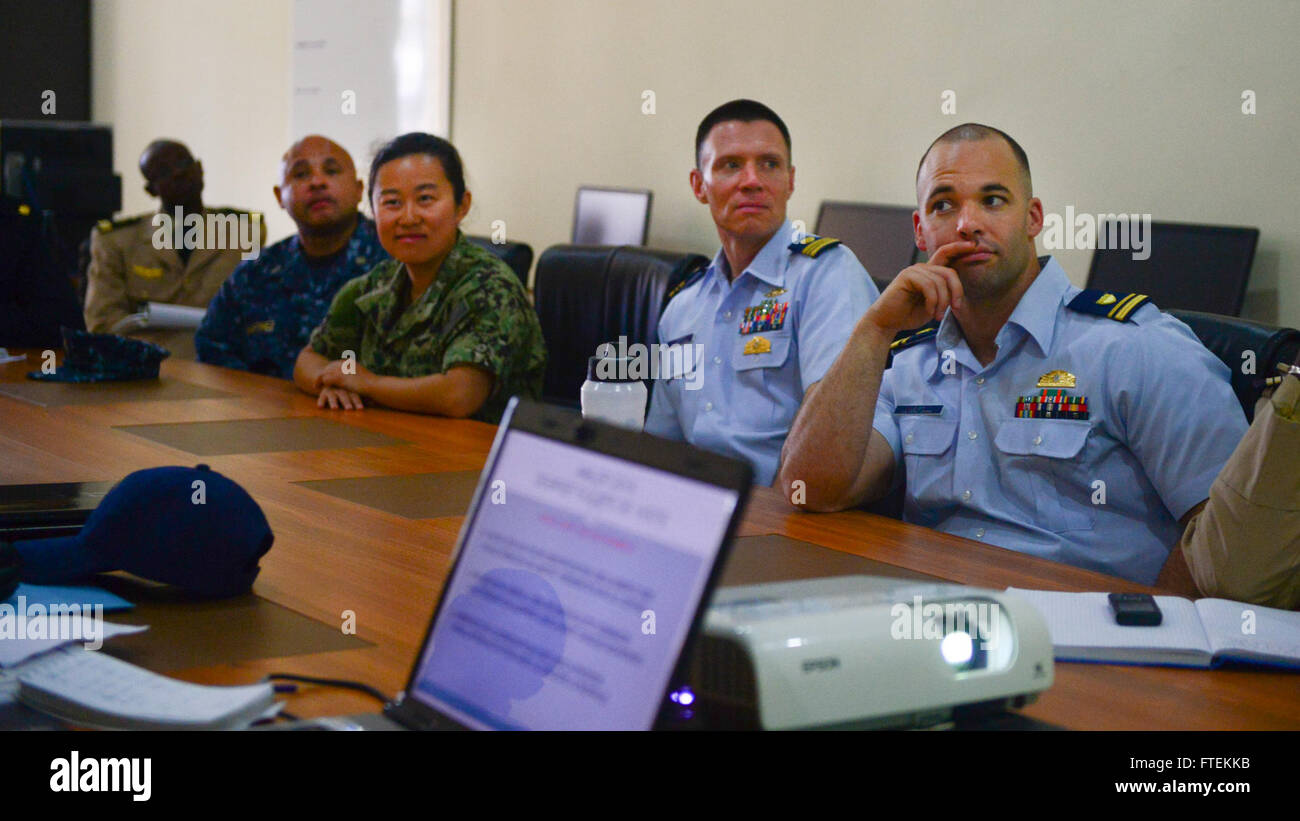 150130-N-RB579-154 DAKAR, Senegal (30. Januar 2015) US-Militärangehörige besuchen eine Post-Mission briefing in Dakar, Senegal, 30. Januar 2015. Speerspitze ist auf eine geplante Bereitstellung in die USA 6. Flotte Einsatzgebiet zur Unterstützung der internationalen Zusammenarbeit Kapazitäten Programm Afrika Partnerschaft Station. (Foto: U.S. Navy Mass Communication Specialist 1. Klasse Joshua Davies/freigegeben) Stockfoto