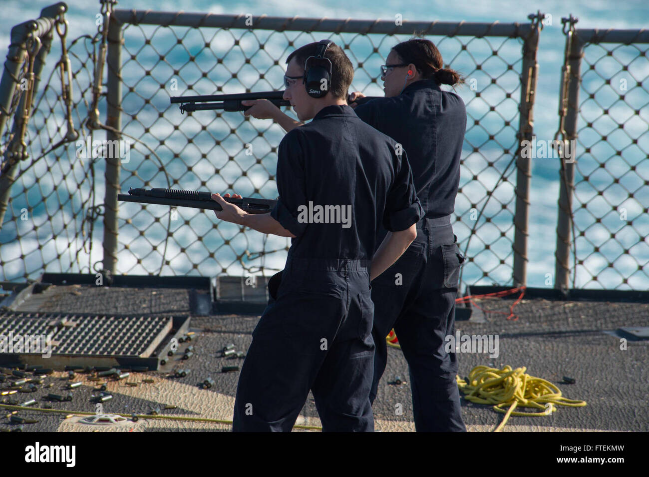 150203-N-TC720-471-Mittelmeer (3. Februar 2015)-Lt. j.g Franklyn Dahlberg, nach vorn, und des Kanoniers Mate 2. Klasse Diana Fischer Feuer M500 Schrotflinten während einer Übung von scharfer Munition an Bord der USS Cole (DDG-67) 3. Februar 2015. Cole, ein Zerstörer der Arleigh-Burke-Klasse-geführte Flugkörper in Norfolk, Gridley führt Marinebetriebe in den USA 6. Flotte Bereich der Maßnahmen zur Erhöhung der Sicherheit der Vereinigten Staaten in Europa interessiert. (Foto: U.S. Navy Mass Communication Specialist 3. Klasse Matte Murch/freigegeben) Stockfoto