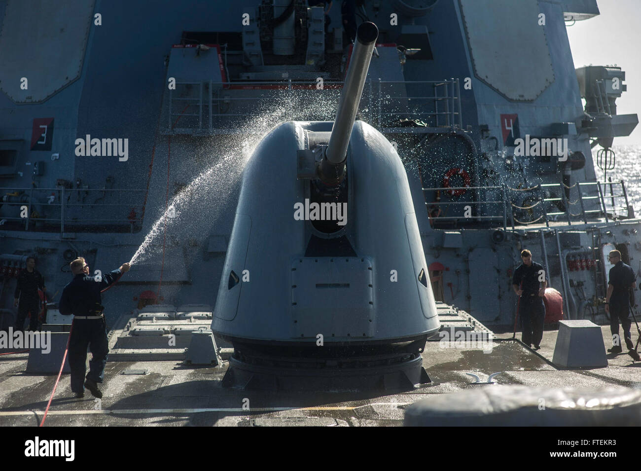 Am 2. September 2013 leitete Senior Chief Gunner's Mate Louis Johnson eine Süßwasserspülung an Bord der USS Barry (DDG 52), einem Lenkraketenzerstörer der Arleigh-Burke-Klasse. Barry wurde in Norfolk, Virginia, stationiert und unterstützte die Zusammenarbeit im Bereich der 6. Flotte. Stockfoto