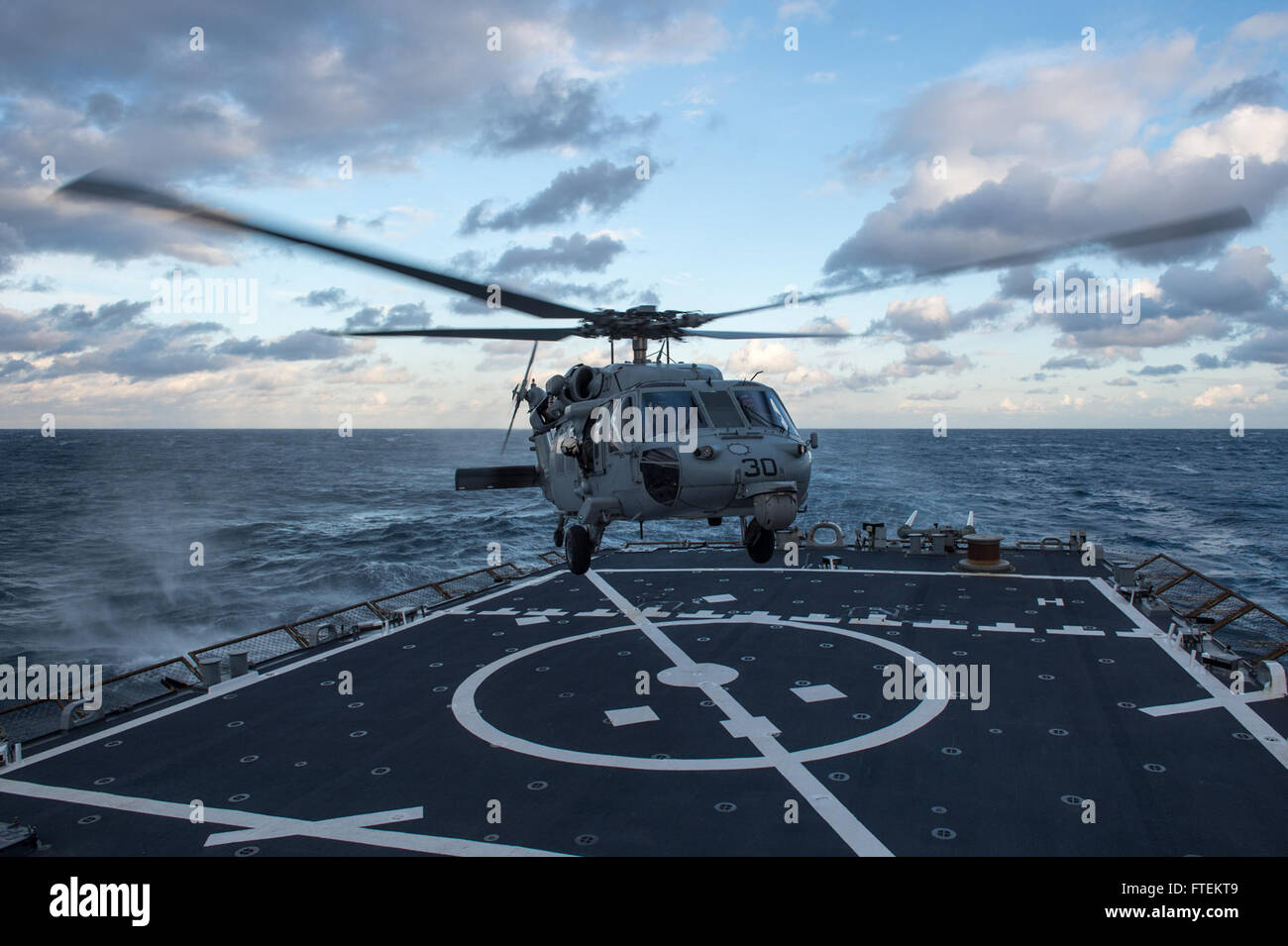 Mittelmeer (8. Februar 2015) landet ein MH-60 Seahawk-Hubschrauber aus der Dragon Wale der Hubschrauber Meer bekämpfen Squadron (HSC) 28 auf dem Flugdeck an Bord USS Donald Cook (DDG-75) 8. Februar 2015. Donald Cook, ein Zerstörer der Arleigh-Burke-Klasse-geführte Flugkörper in Rota, Spanien, nach vorne bereitgestellt führt Marinebetriebe in den USA 6. Flotte Bereich der Maßnahmen zur Erhöhung der Sicherheit der Vereinigten Staaten in Europa interessiert. (Foto: U.S. Navy Mass Communication Specialist 2. Klasse Karolina A. Oseguera/freigegeben) Stockfoto