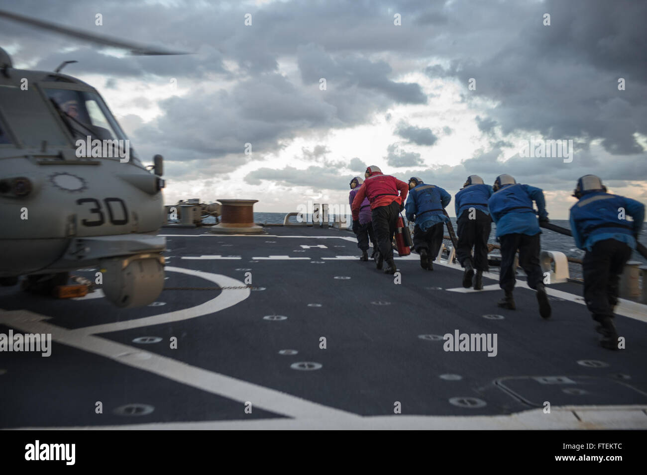 Mittelmeer (8. Februar 2015) Matrosen an Bord USS Donald Cook (DDG-75) führen eine heiße tanken mit einem MH-60 Seahawk Hubschrauber aus der Dragon Wale der Hubschrauber Meer bekämpfen Squadron (HSC) 28 während einer Fluges Viertel Evolution 8. Februar 2015. Donald Cook, ein Zerstörer der Arleigh-Burke-Klasse-geführte Flugkörper in Rota, Spanien, nach vorne bereitgestellt führt Marinebetriebe in den USA 6. Flotte Bereich der Maßnahmen zur Erhöhung der Sicherheit der Vereinigten Staaten in Europa interessiert. (Foto: U.S. Navy Mass Communication Specialist 2. Klasse Karolina A. Oseguera/freigegeben) Stockfoto
