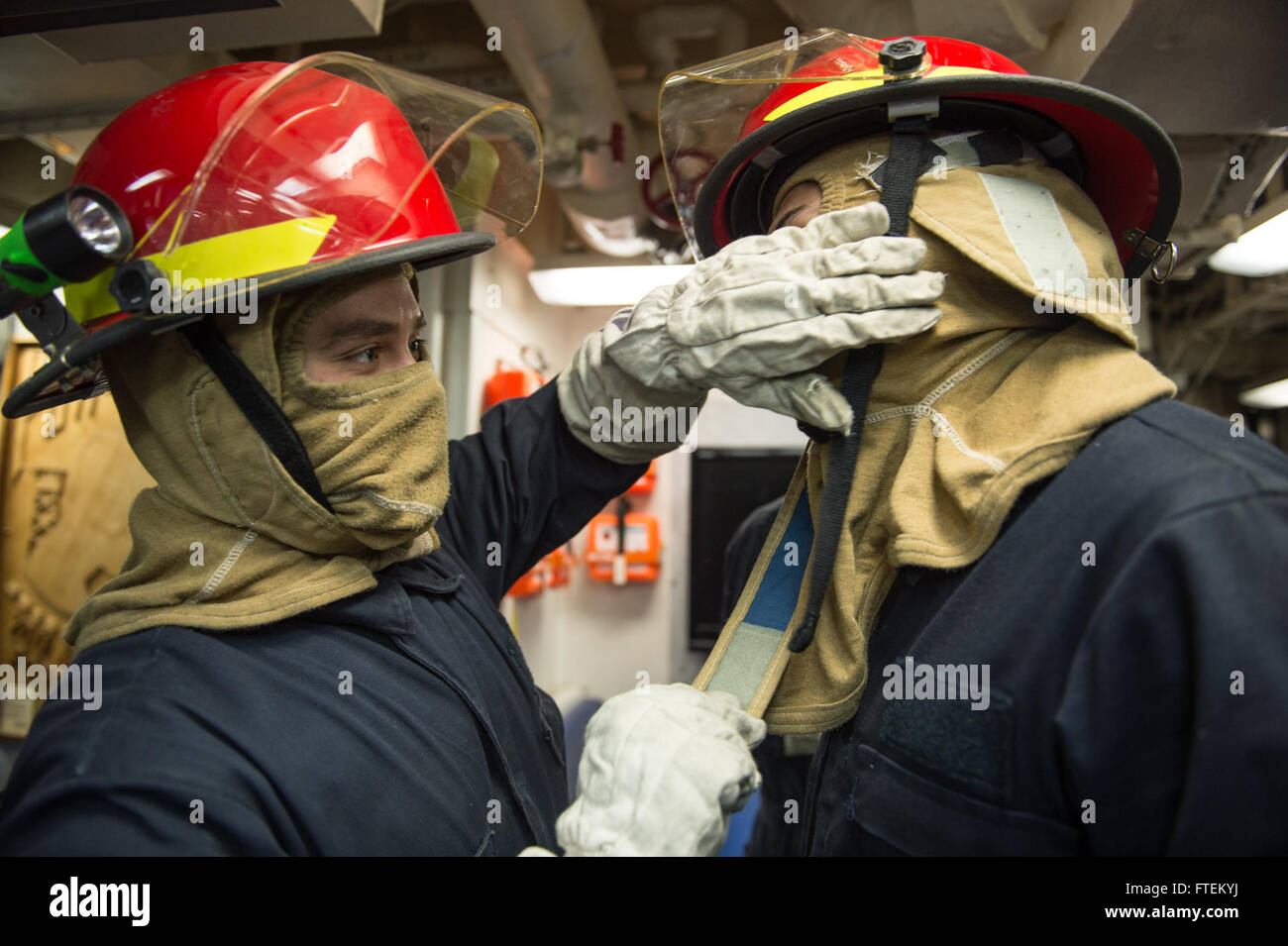 Mittelmeer (14. Februar 2015) Matrosen an Bord USS Donald Cook (DDG-75) helfen einander aus während eines Bohrers allgemeine Viertel 14. Februar 2015 verkleiden. Donald Cook, ein Zerstörer der Arleigh Burke-Klasse geführte Flugkörper in Rota, Spanien, nach vorne bereitgestellt führt Marinebetriebe in den USA 6. Flotte Bereich der Maßnahmen zur Erhöhung der Sicherheit der Vereinigten Staaten in Europa interessiert. (Foto: U.S. Navy Mass Communication Specialist 2. Klasse Karolina A. Oseguera/freigegeben) Stockfoto