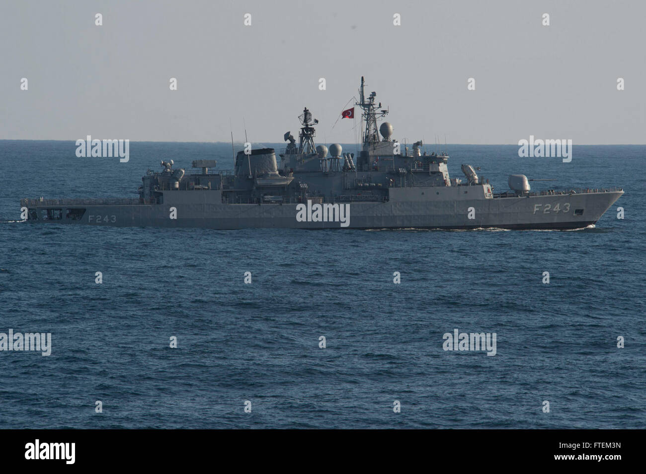 Schwarzes Meer (21. Februar 2015) - türkische Fregatte Yildirim (F 234) leitet Abteilung Taktik mit USS Cole (DDG-67), 21. Februar 2015. Cole, ein Zerstörer der Arleigh-Burke-Klasse-geführte Flugkörper in Norfolk, Gridley führt Marinebetriebe in den USA 6. Flotte Bereich der Maßnahmen zur Erhöhung der Sicherheit der Vereinigten Staaten in Europa interessiert. Stockfoto