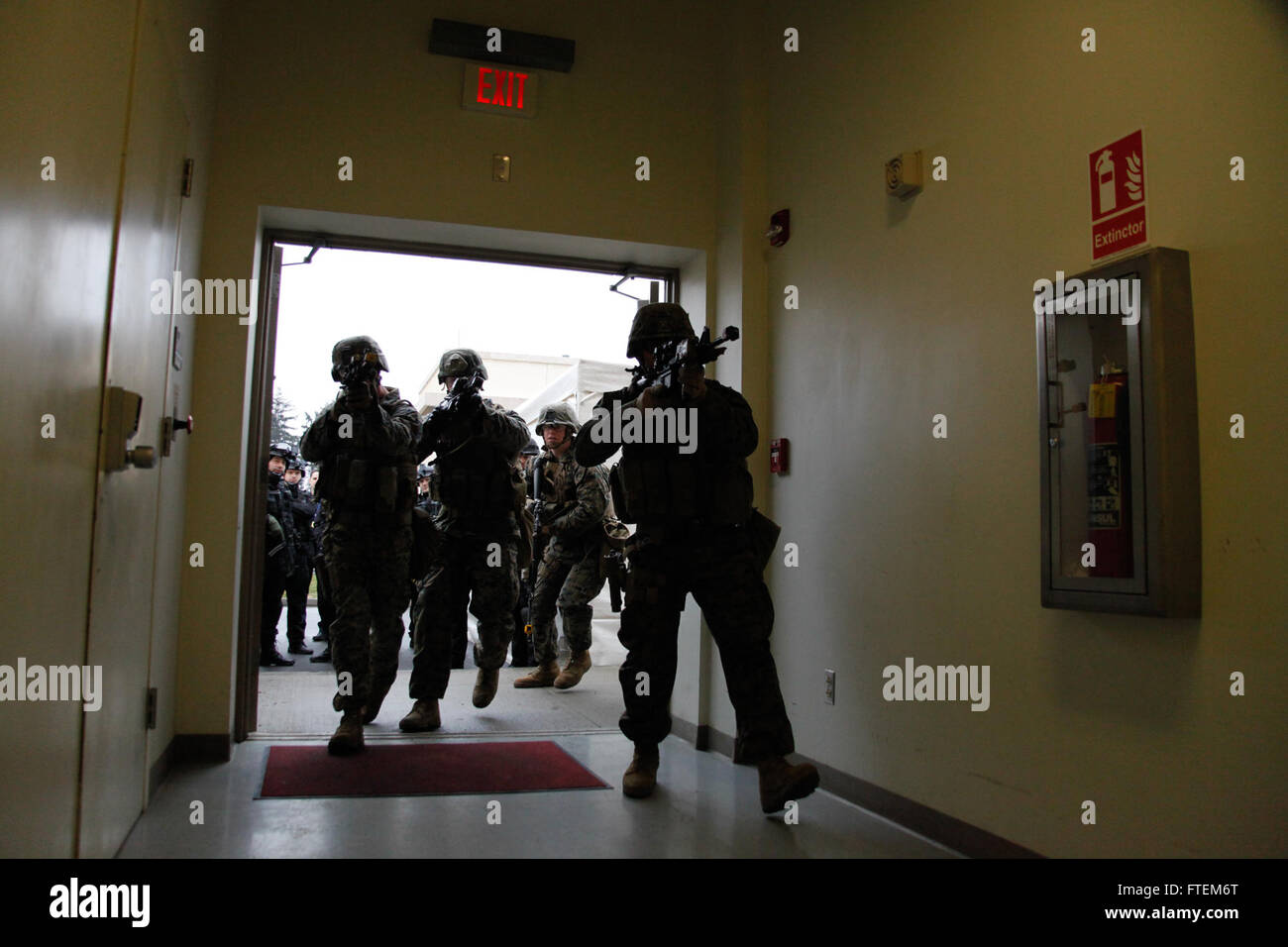 Bukarest, Rumänien (25. Februar 2015) US-Marines von Alpha Flotte Anti-Terrorism Security Team Unternehmen Europa (FASTEUR), Naval Station Rota, demonstrieren Raum clearing Techniken an rumänischen Intelligenz Servicepersonal mit der Brigada Antiterorista an die US-Botschaft in Bukarest 25. Februar 2015. Das Engagement der Botschaft zur Verfügung gestellt FASTEUR Marines einer Chance, Ausbildung zur Stärkung einer amerikanischen Botschaft mit Host Nation Kräfte im Krisenfall durchzuführen. Stockfoto