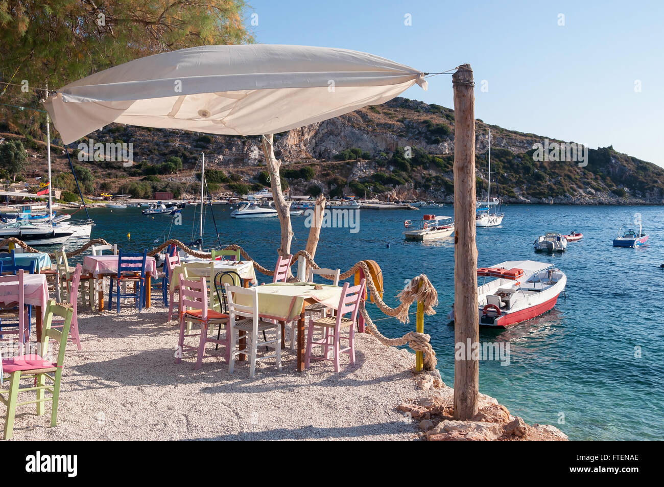 Cafe am Strand von Agios Nikolaos Hafen, Zakynthos, Griechenland Stockfoto