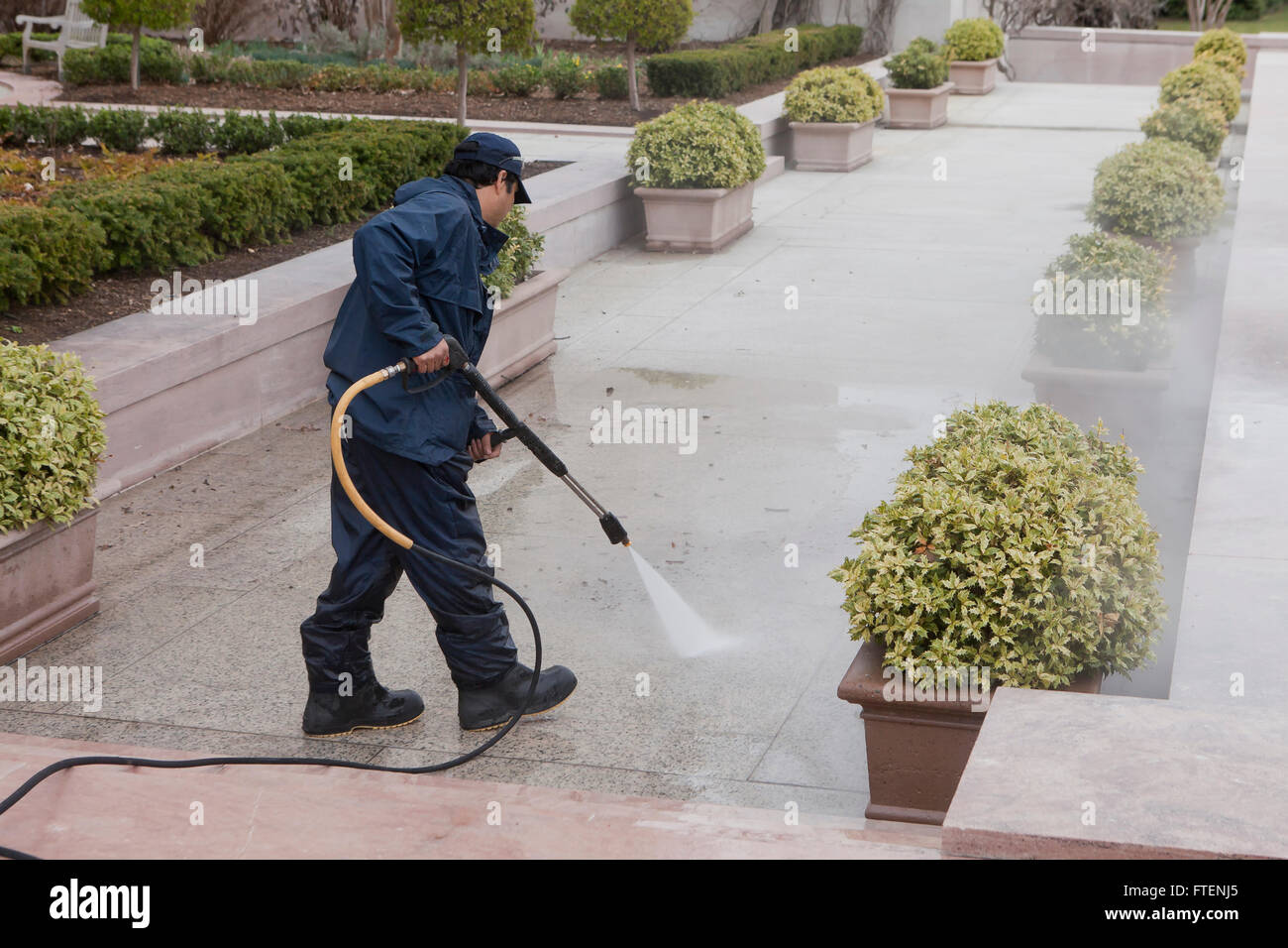 Arbeiter Druck waschen Stein Gehweg - USA Stockfoto