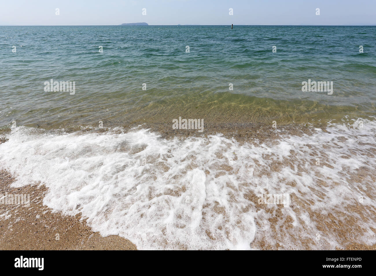 flachen Landschaft Meer, Wellen, Ebbe und fließt auf dem sand Stockfoto