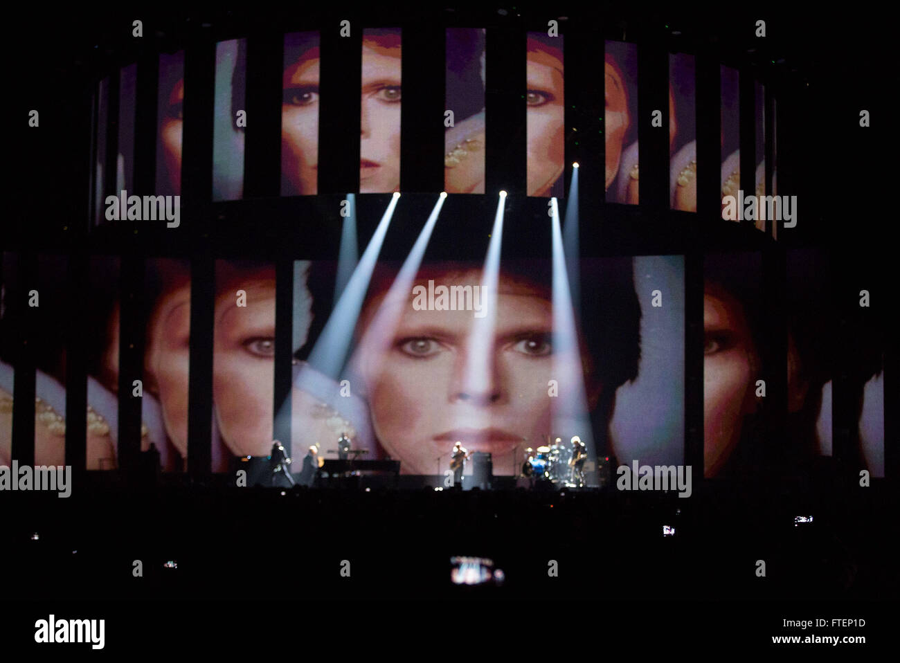 Brit Awards-Show in der 02 Arena in London.  Mitwirkende: Lorde, Bowie Tribute wo: London, Vereinigtes Königreich bei: 24. Februar 2016 Stockfoto