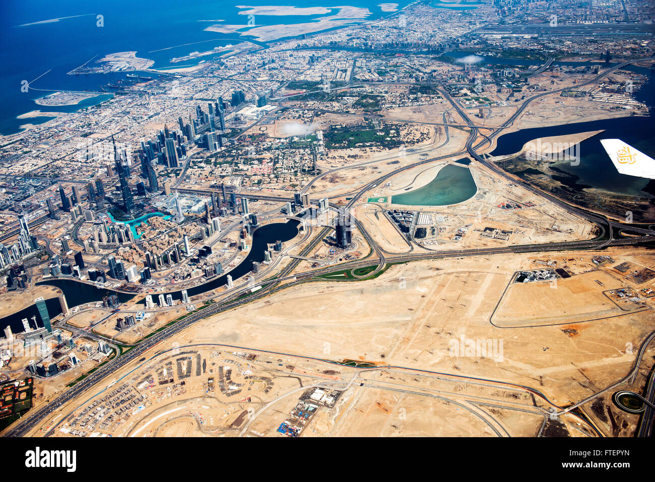 Luftaufnahme von Dubai Businesscenter mit dem Burj Khalifa, entfernt. Stockfoto
