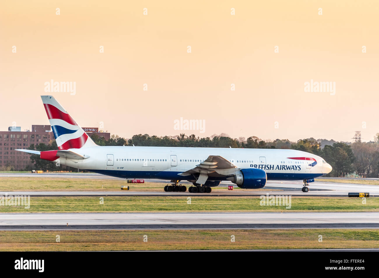 British Airways-Jet auf Taxiway am Atlanta International Airport in Atlanta, Georgia, USA. Stockfoto