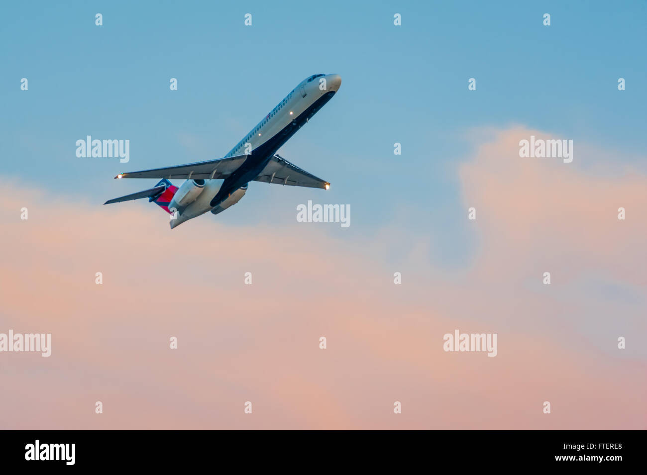 Delta Air Lines Passagier Jet in steilen Aufstieg nach dem Ausschalten in Atlanta International Airport. (USA) Stockfoto