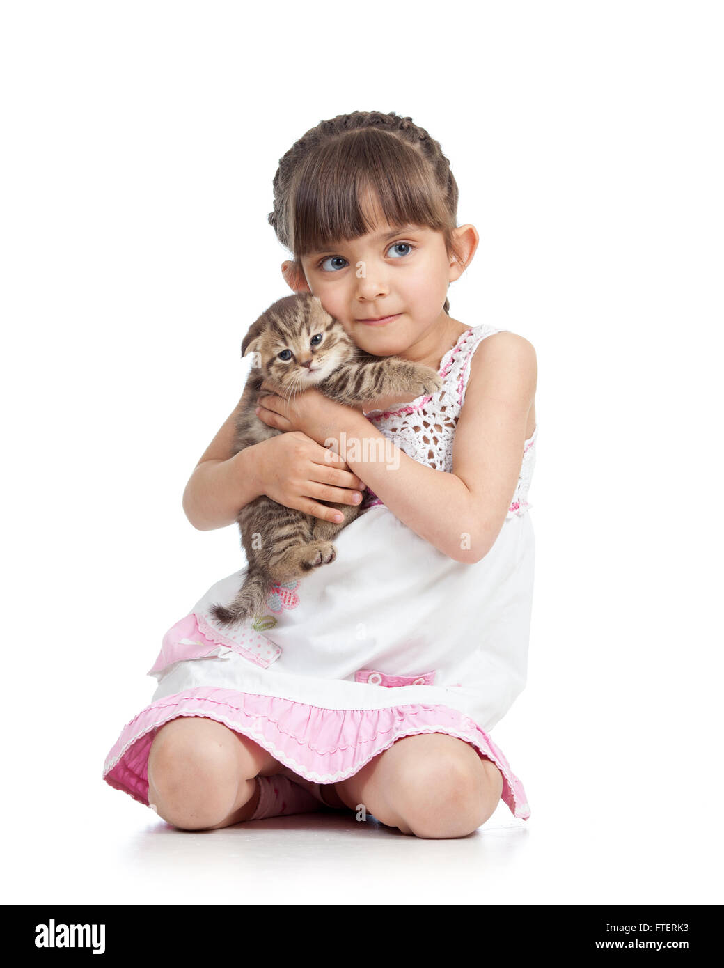 Kind Mädchen umarmt Kätzchen. isoliert auf weißem Hintergrund Stockfoto