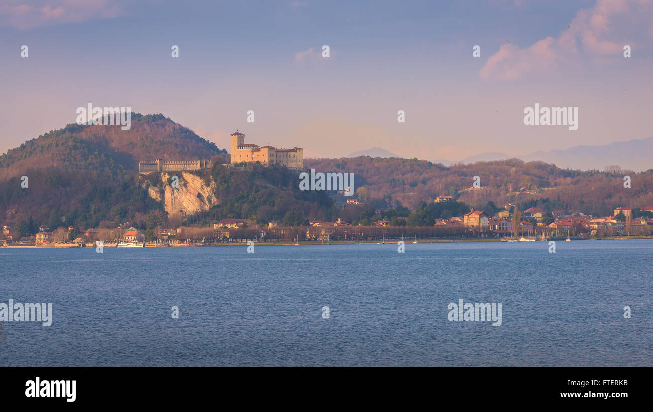 Festung von Angera (Rocca di Angera), Ansicht von Arona, Lago Maggiore, Italien. Stockfoto