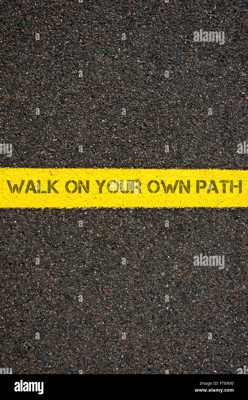 Straße, die gelben Farbe, die Trennlinie mit Worten WALK ON YOUR OWN PATH, Konzept Bild markieren Stockfoto
