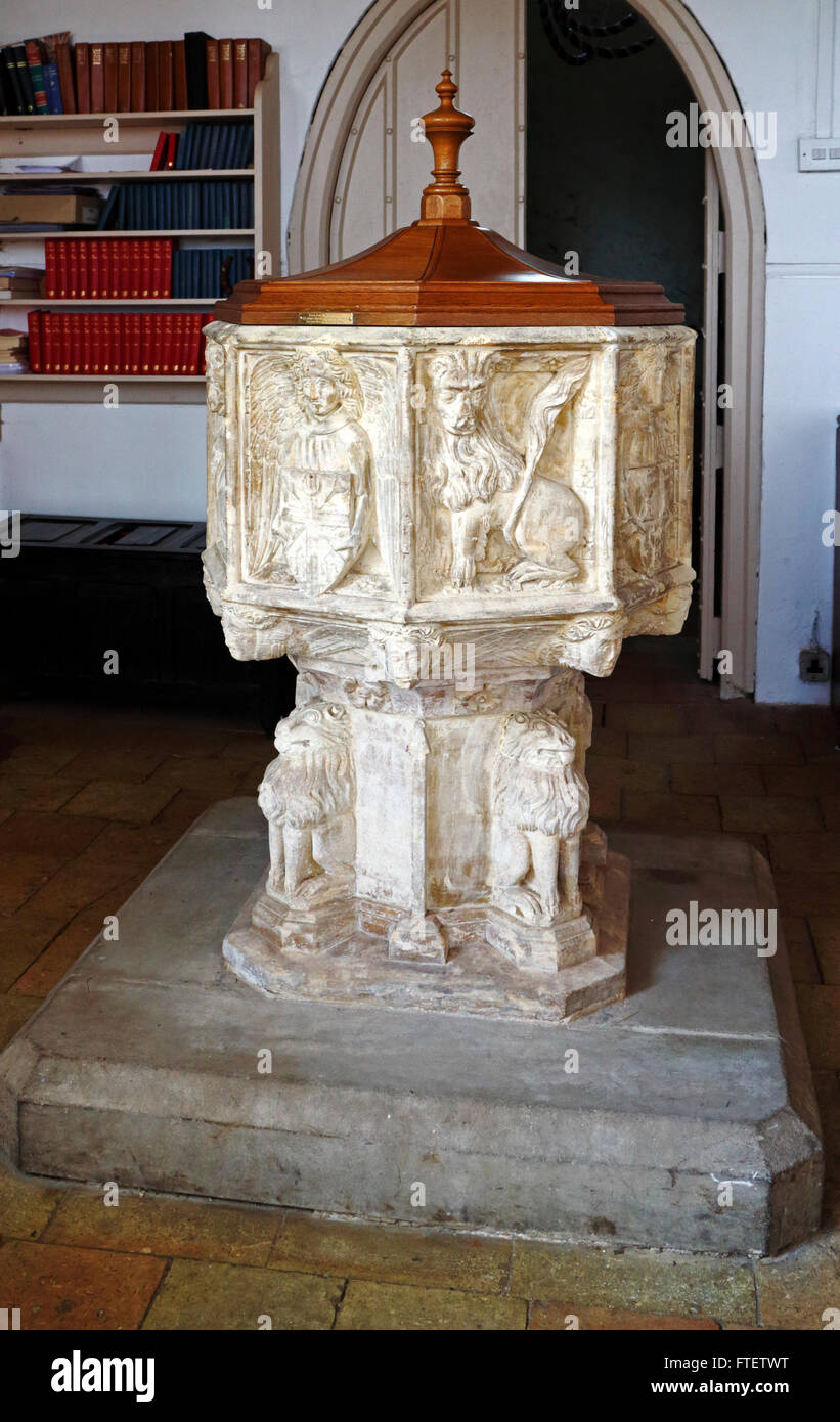 Ein Blick auf die Schriftart mit Eiche Abdeckung in der Pfarrkirche St. Mary am Surlingham, Norfolk, England, Vereinigtes Königreich. Stockfoto