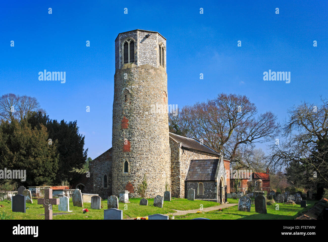 Ein Blick von der Pfarrkirche St. Mary am Surlingham, Norfolk, England, Vereinigtes Königreich. Stockfoto