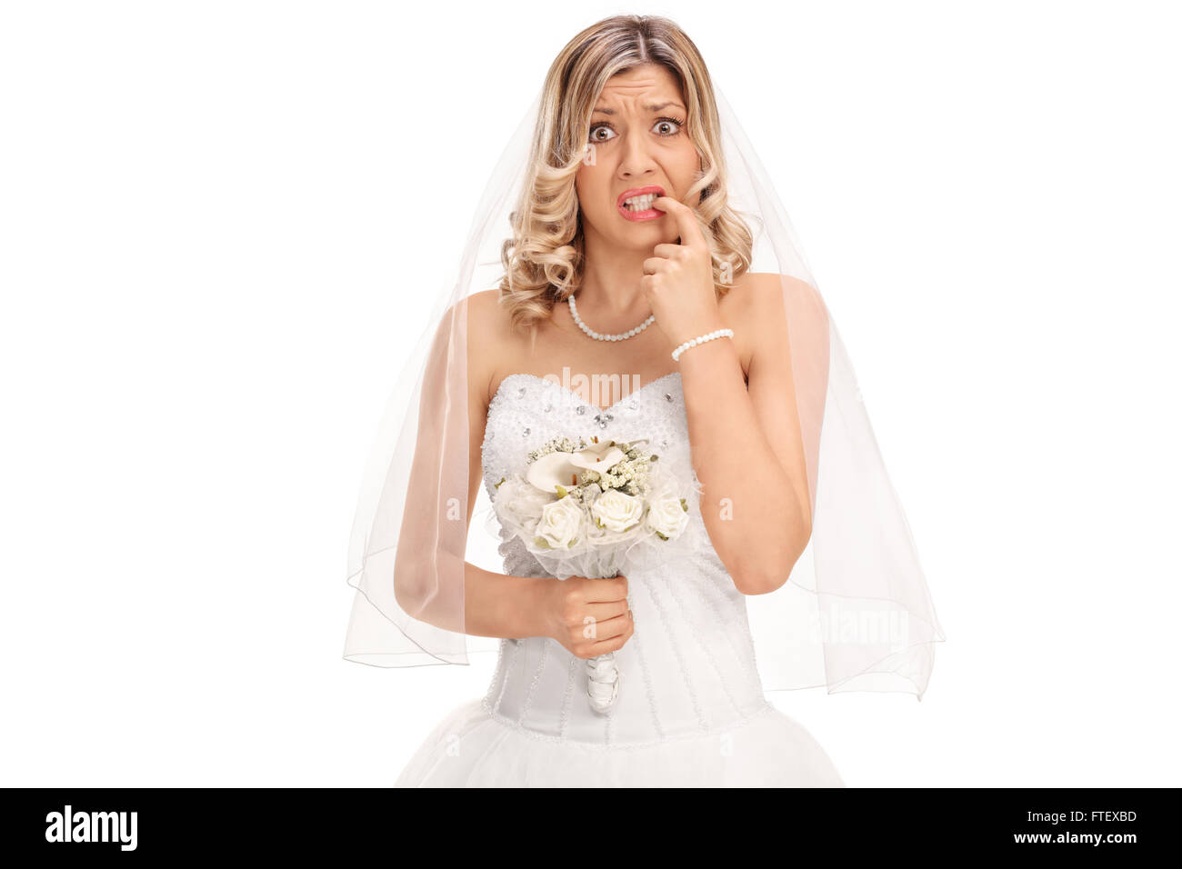Nervös jung verheiratete Frau ihre Nägel beißen und schaut in die Kamera, die isoliert auf weißem Hintergrund Stockfoto
