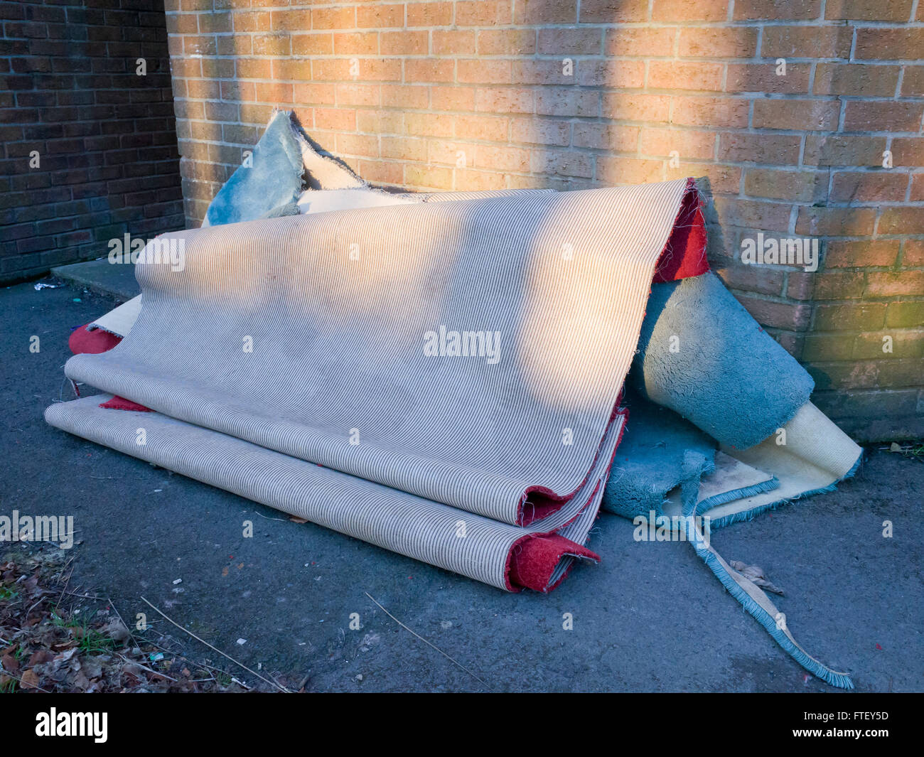 Alter Teppich gedumpten außerhalb Stockfoto