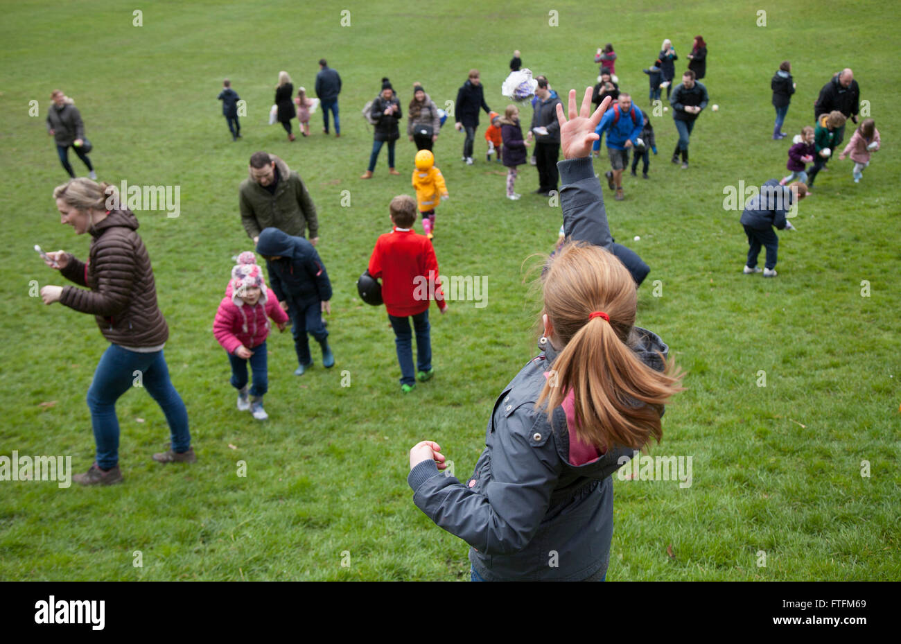 Preston, Lancashire, Großbritannien, 28. März 2016. Ei Rollen, und eine ungerade Apple, Unterhaltung, bei Avenham Park. Eier sind die Hänge hinunter an Avenham Park rollte jeden Ostermontag - in der Vergangenheit diese traditionellen eingerichtet wurden, gekochte Eier, aber jetzt sind oft der Schokolade in der Vielfalt! Sowie die egg-Rolling, das Ereignis hosts ein Ostern Motorhaube Wettbewerb. Ei rollen, oder ein Easter Egg Roll ist ein traditionelles Spiel mit Eiern zu Ostern gespielt. Das Spiel, in der Regel mit hartem - gekocht, dekoriert mit Ei Stockfoto