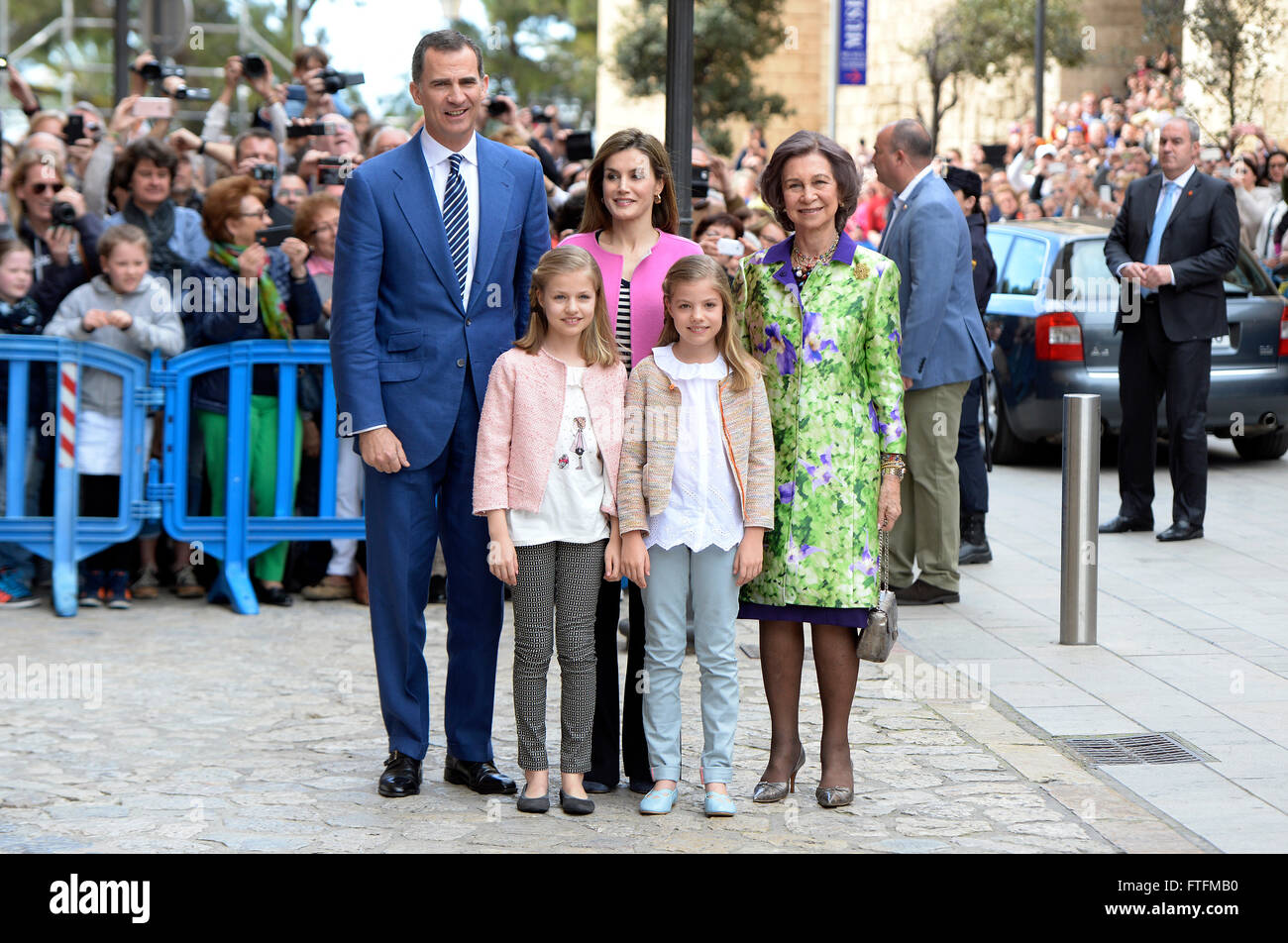 Die spanische Königsfamilie während der Ostermesse in der Kathedrale von Palma de Mallorca im Jahr 2016. Stockfoto