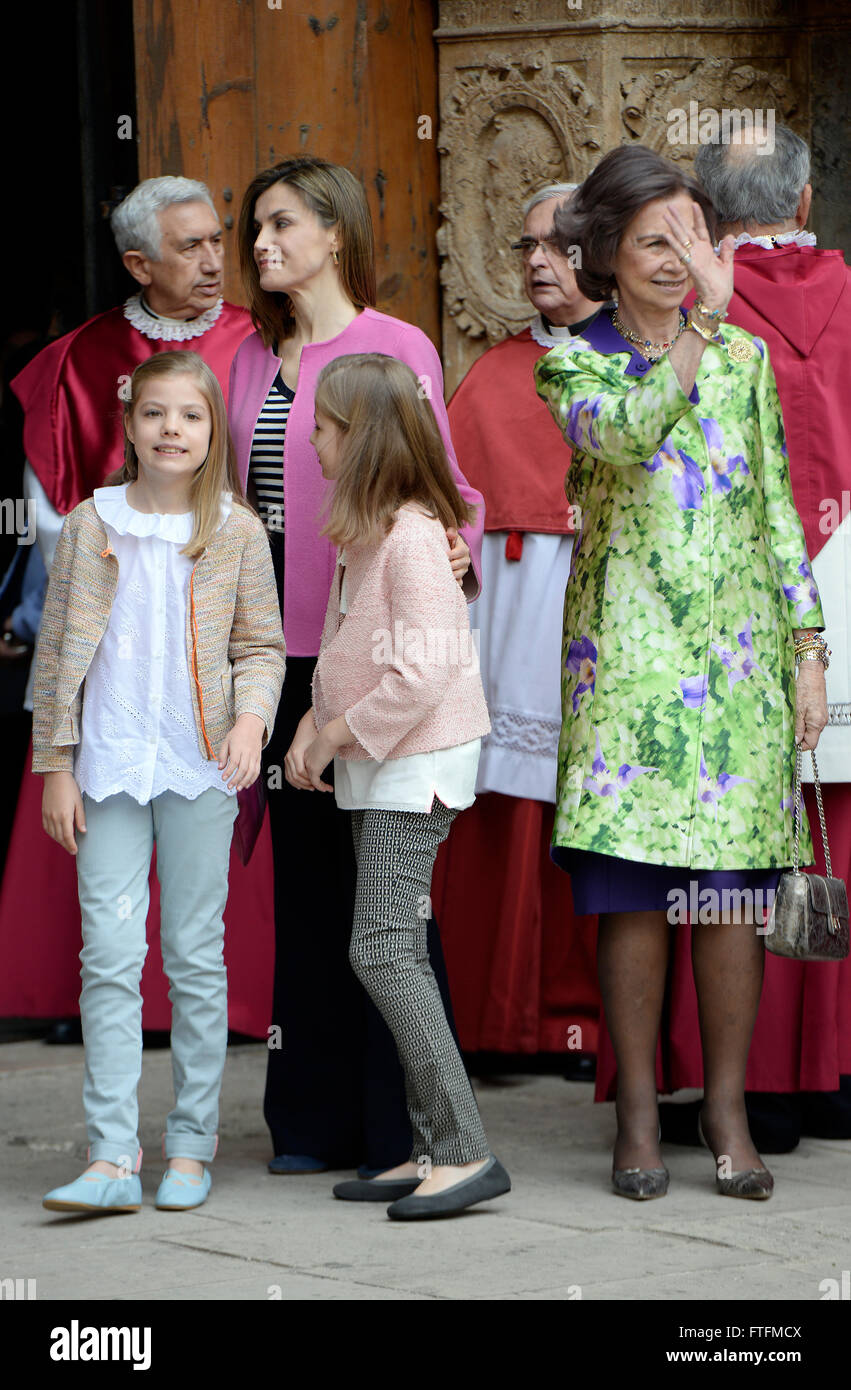 Die spanische Königsfamilie während der Ostermesse in der Kathedrale von Palma de Mallorca im Jahr 2016. Stockfoto