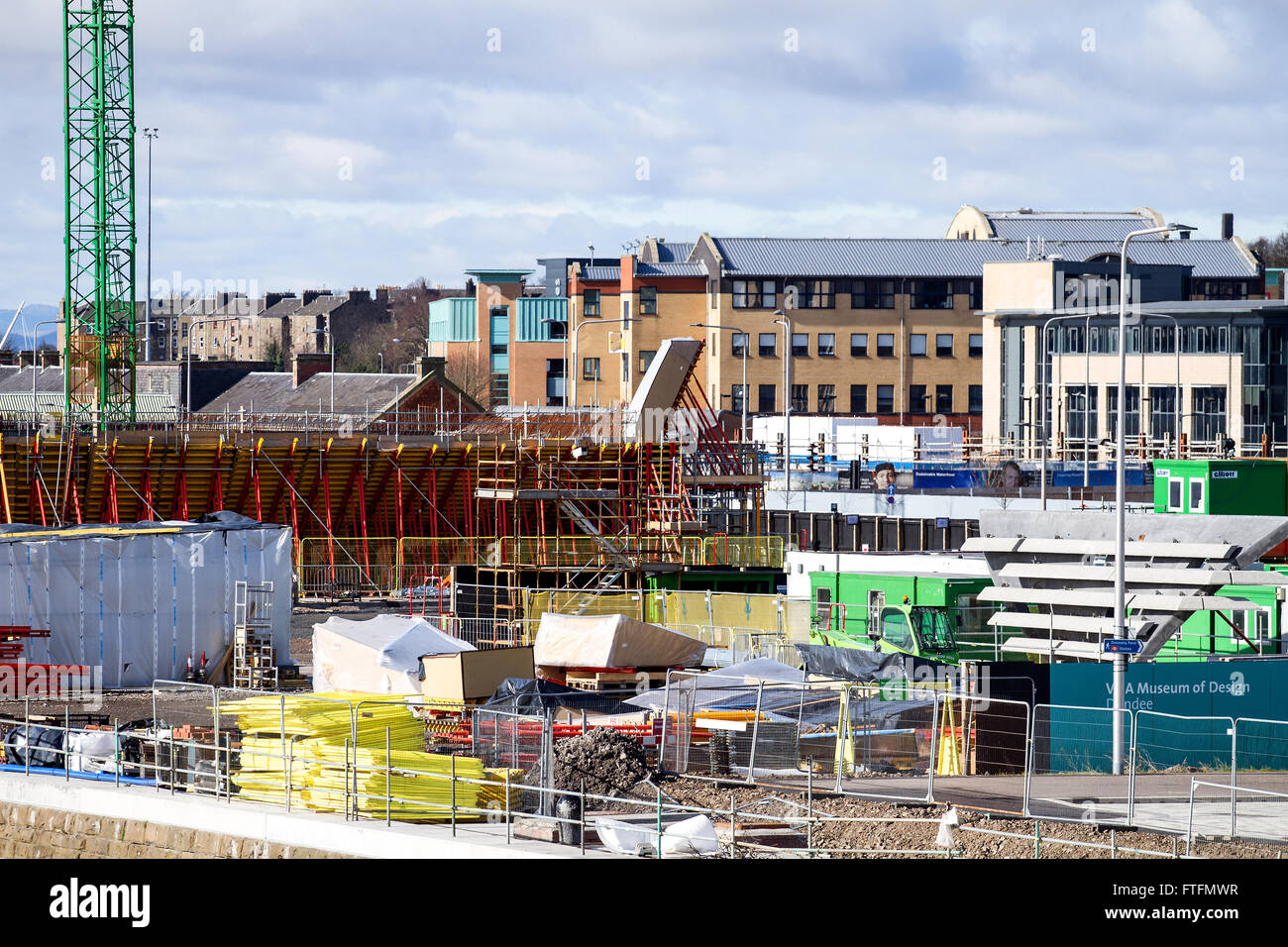 Dundee, Tayside, Schottland, UK, März 28. 2016. Großbritannien Wetter: Dundee Frühlingsferien. Es gibt keine Arbeiten durchgeführt, auf der V & A Waterfront Entwicklungsprojekt wegen Dundee Spring Bank Holiday Montag, heute 28. März 2016. Das Wetter wird meist trocken und hellen Tag mit einigen sonnigen Abschnitten mit leichtem Wind aber später entlang der Ostküste-Auffrischung. Maximale Temperatur 10 ° C. Leichte Schauer vom Aussterben bedroht, dann ein weitgehend trockenes Abend und Nacht mit einige lange klare Zaubersprüche und einem leichten frost Minimum Temperatur 0 ° C. Bildnachweis: Dundee Photographics / Alamy Live News Stockfoto