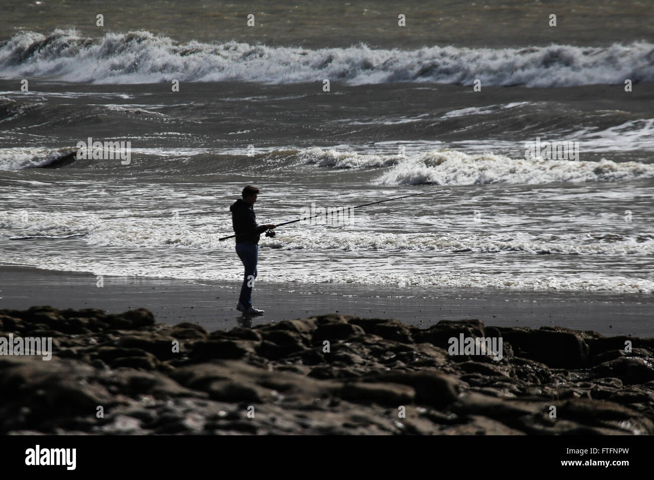 Bridgend, Vale of Glamorgan, Großbritannien. 28. März 2016. UK-Wetter: sah einen windigen aber hellen Nachmittag im Ogmore By Sea im Vale of Glamorgan, in der Nähe von Bridgend. Die Folgen des Sturms Katie sah Temperaturen 8 Grad Celsius mit stürmischen Wind und gelegentlichen Regenschauern zu erreichen. Bildnachweis: Chris Stevenson/Alamy Live-Nachrichten Stockfoto