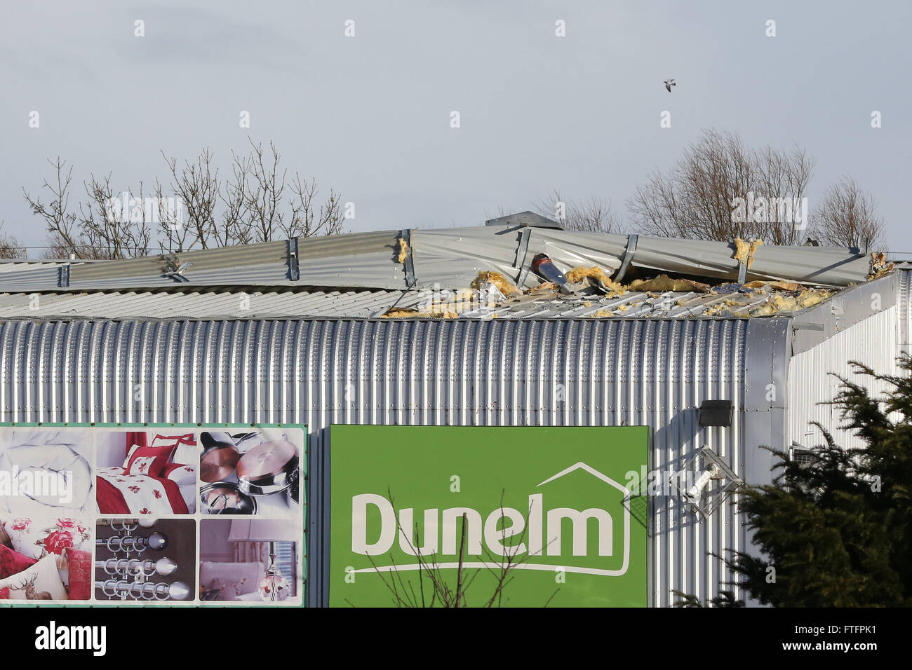 Eastbourne, East Sussex, UK. 28. März 2016. UK-Wetter: Sturm Katie Tränen off Dach zu Dunelm Mühle am Lottbridge fuhr in Eastbourne, East Sussex UK. Kredit-28. März 2016: Jason Richardson/Alamy Live-Nachrichten Stockfoto