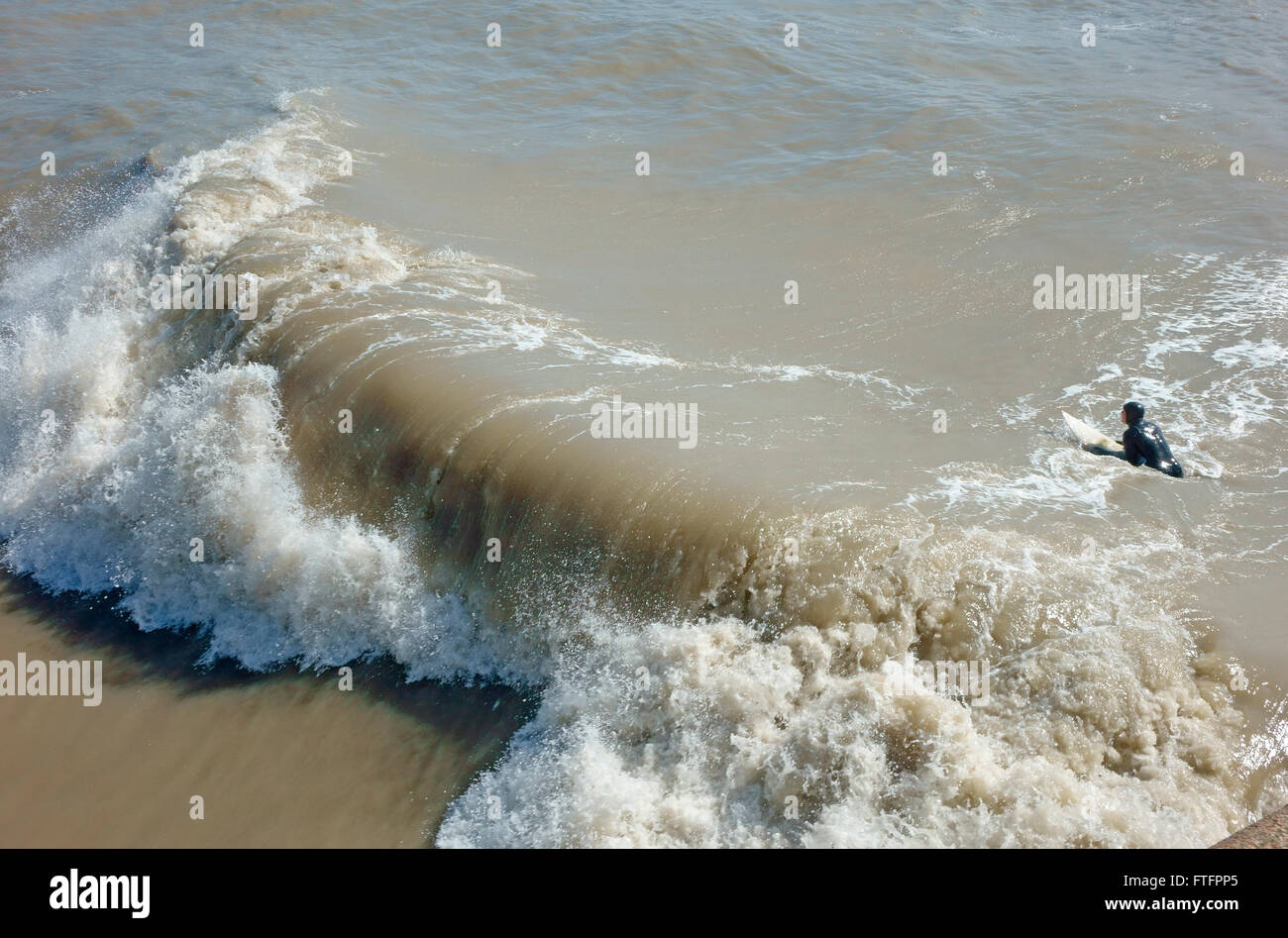 Riesige Wellen in Hastings bringen die Surfer, die starken Winde peitschen die Wellen im Zuge der Sturm Katie, East Sussex, UK Stockfoto