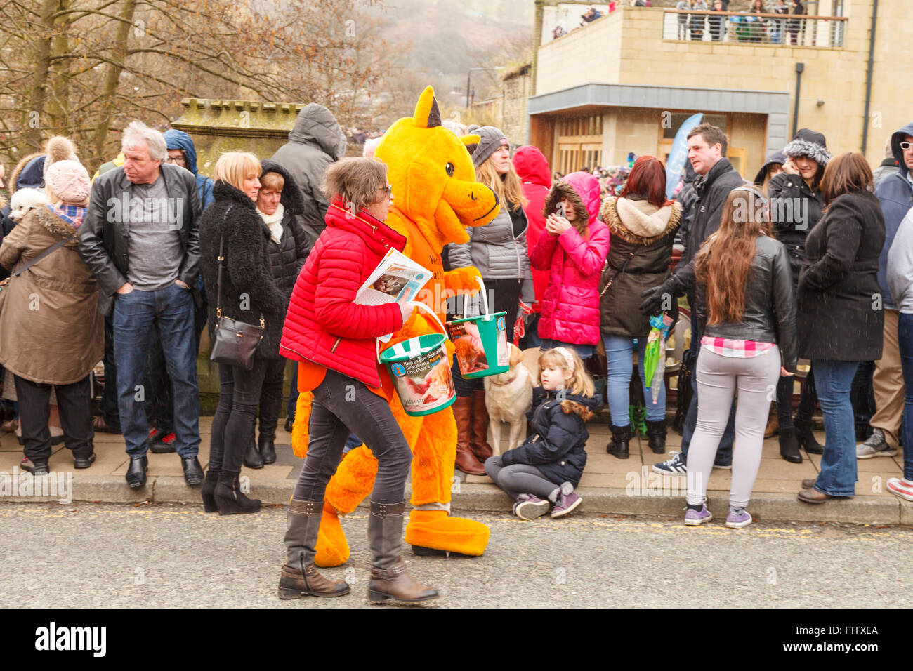 Hebden Bridge, UK. 28. März 2016. Kundenansturm auf St Georges Brücke über Hebden Beck, die 2016 Hebden Bridge Entenrennen am Ostersonntag zu sehen. Bildnachweis: Graham Hardy/Alamy Live-Nachrichten Stockfoto