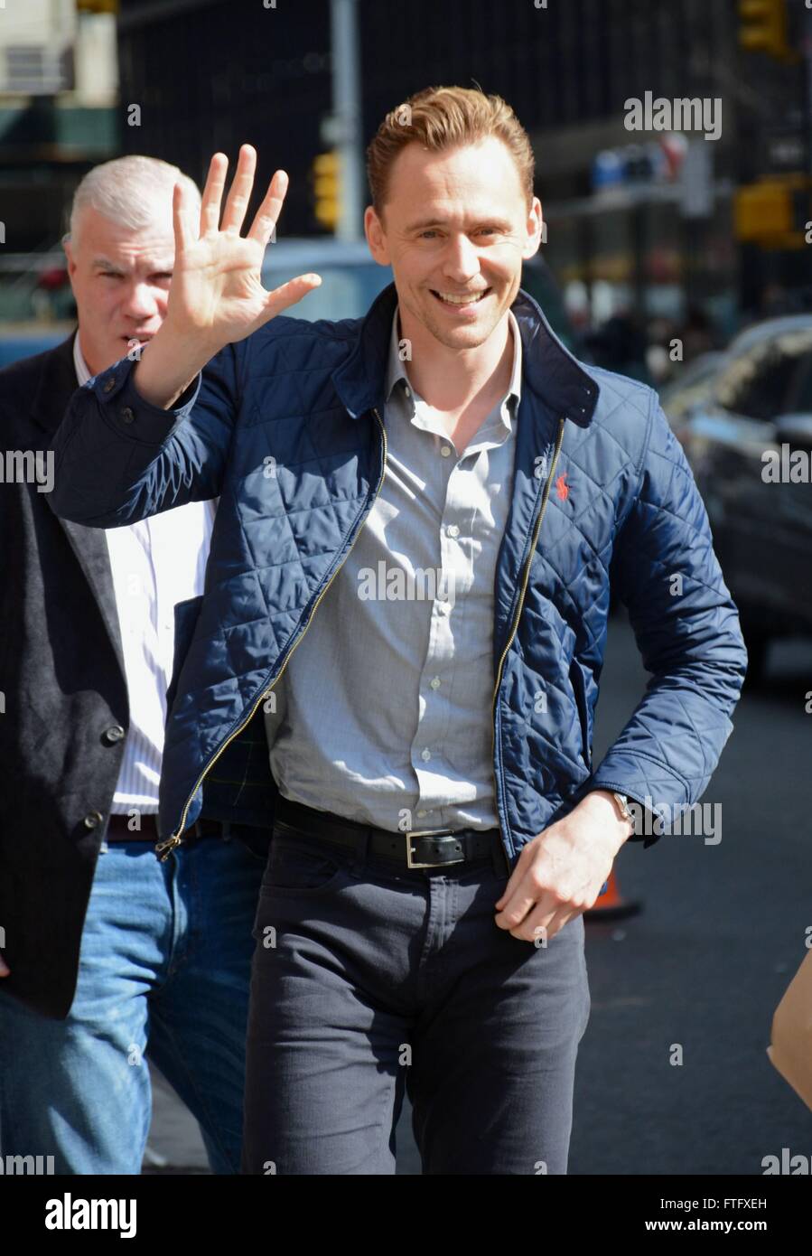 New York, NY, USA. 28. März 2016. Tom Hiddleston unterwegs für Promi-Schnappschüsse - Mo, New York, NY 28. März 2016. Bildnachweis: Derek Sturm/Everett Collection/Alamy Live-Nachrichten Stockfoto