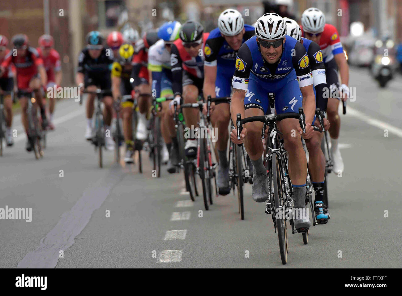 Deinze, Belgien. 27. März 2016. BOONEN Tom (BEL) Fahrer von ETIXX - QUICK-STEP in Aktion während der Flandern Klassiker UCI World Tour 78nd Gent-Wevelgem Radrennen mit Start in Deinze und Ziel in Wevelgem © Action Plus Sport/Alamy Live News Stockfoto