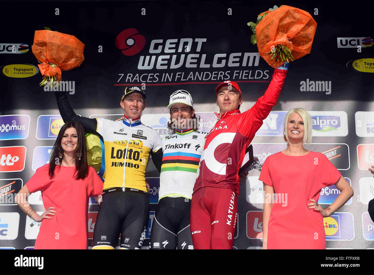 Deinze, Belgien. 27. März 2016. Sieger Peter SAGAN (SVK) Fahrer von TINKOFF, zweite Sep VANMARCKE (BEL) Fahrer des TEAM LOTTO NL - JUMBO und dritten KUZNETSOV Viacheslav (RUS) Fahrer des TEAM KATJUSCHA im Bild während der Siegerehrung des Flandern Klassiker UCI World Tour 78nd Gent-Wevelgem Radrennen mit Start in Deinze und Finish in Wevelgem © Action Plus Sport/Alamy Live News Stockfoto