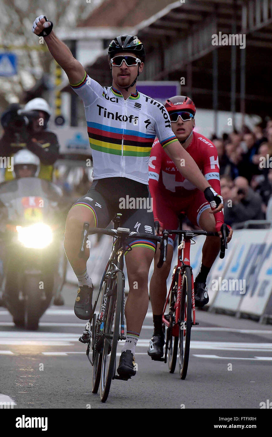 Deinze, Belgien. 27. März 2016. Peter SAGAN (SVK) Fahrer von TINKOFF gewinnt vor VANMARCKE Sep (BEL) Fahrer des TEAM LOTTO NL - JUMBO, Wjatscheslaw KUSNEZOW (RUS) Fahrer des TEAM KATUSHA und Fabian CANCELLARA (SUI) Fahrer von TREK - SEGAFREDO während Flandern Klassiker UCI World Tour 78nd Gent-Wevelgem Radrennen mit Start in Deinze und Finish in Wevelgem © Action Plus Sport/Alamy Live News Stockfoto