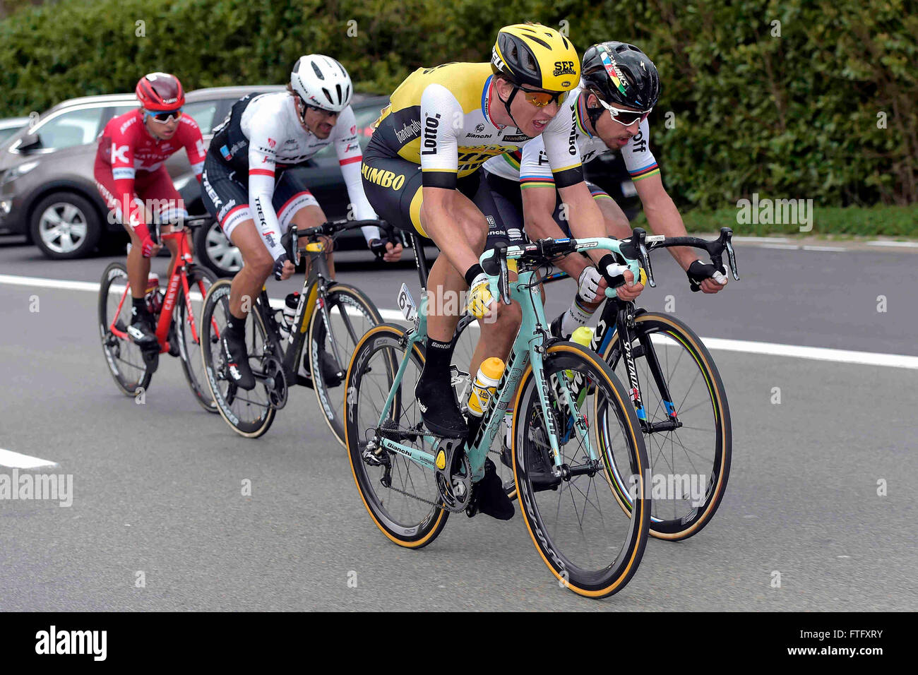 Deinze, Belgien. 27. März 2016. Peter SAGAN (SVK) Fahrer von TINKOFF, Fabian CANCELLARA (SUI) Fahrer von TREK - SEGAFREDO, Sep VANMARCKE (BEL) Fahrer des TEAM LOTTO NL - JUMBO und KUZNETSOV Viacheslav (RUS) Fahrer des TEAM KATUSHA in Aktion während der Flandern Klassiker UCI World Tour 78nd Gent-Wevelgem Radrennen mit Start in Deinze und Ziel in Wevelgem © Action Plus Sport/Alamy Live News Stockfoto