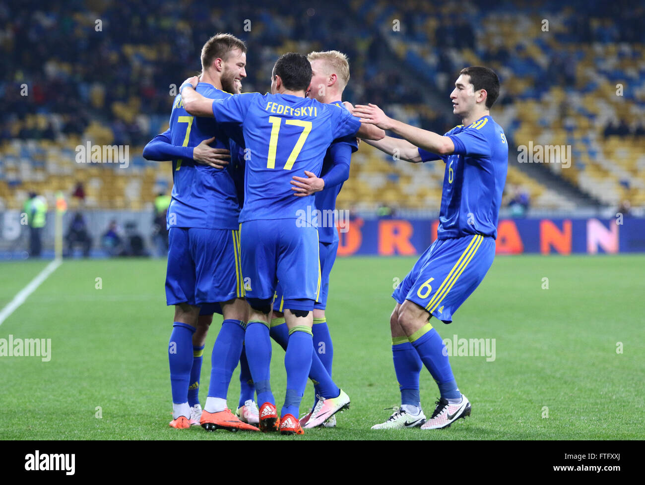 Kiew, Ukraine. 28. März 2016. Ukrainische Fußballer reagieren, nachdem ein Tor beim Freundschaftsspiel gegen Wales im NSC Olympiastadion in Kiew, Ukraine. Ukraine 1-0 gewonnen. Bildnachweis: Oleksandr Prykhodko/Alamy Live-Nachrichten Stockfoto