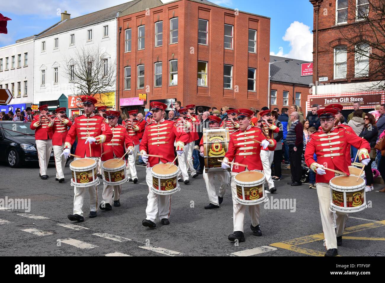 Lurgan, Vereinigtes Königreich. 28. März 2016. Der Lehrling jungen von Derry statt eine Osterparade Band in der Grafschaft Armagh Stadt Lurgan. Bis zu 40 Bands und Lodges marschierten die Stadt Mitte-Route, die mit Tausenden von Zuschauern gesäumt war. © Mark Winter/Pacific Press/Alamy Live-Nachrichten Stockfoto