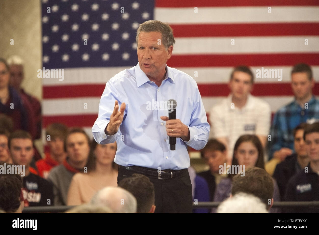 Madison, Wisconsin, USA. 28. März 2016. Republikanische Präsidentschaftskandidat John Kasich spricht zu einer Gruppe von Anhängern während einer Rathaus-Veranstaltung vor der Wisconsin Präsidentenprimär in Madison, Wisconsin. Bildnachweis: 2016 Julia Hansen / Alamy Live News Stockfoto