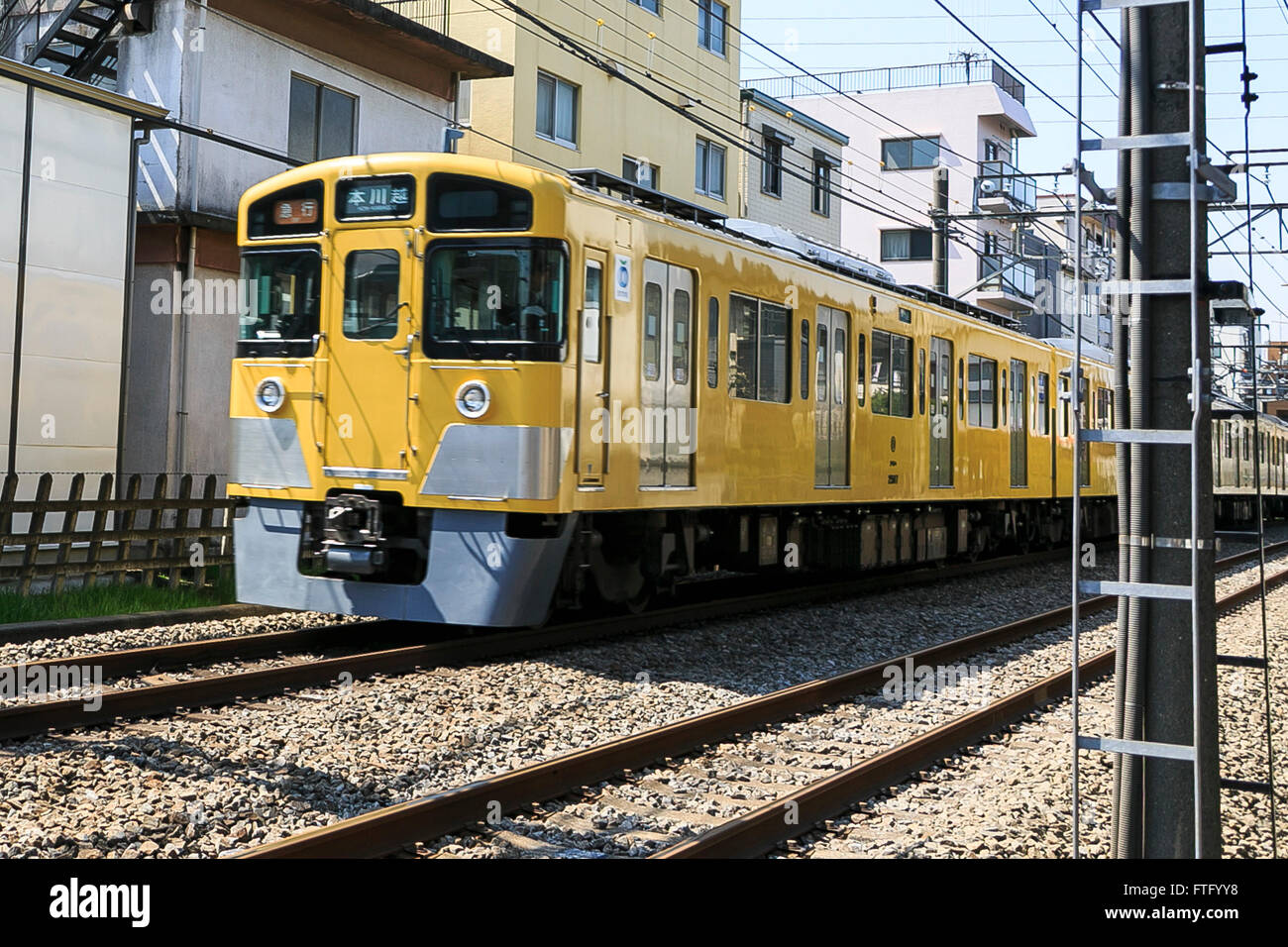 Ein gelbe Seibu-Zug fährt auf der Seibu Shinjuku-Linie am 29. März 2016, Tokio, Japan. Seibu Railway Corporation bekannt, dass sie vermieten werden ganze Wagen für Party-Gruppen, Seibu Shinjuku, Ikebukuro, Hajima und Kokubunji Linien, so dass die Gruppe zu wählen, welche Station abgeholt werden und am abgesetzt zu werden. Der besondere Partyservice richtet sich an Alumni-Gruppen, vor allem diejenigen, die früher studiert und entlang einer der Linien umgewandelt. In Zusammenarbeit mit Syoya Inc. ein Unternehmen spezialisiert auf Alumni-Partys zu organisieren, die Eisenbahngesellschaft nimmt Buchungen über bis Mai Stockfoto