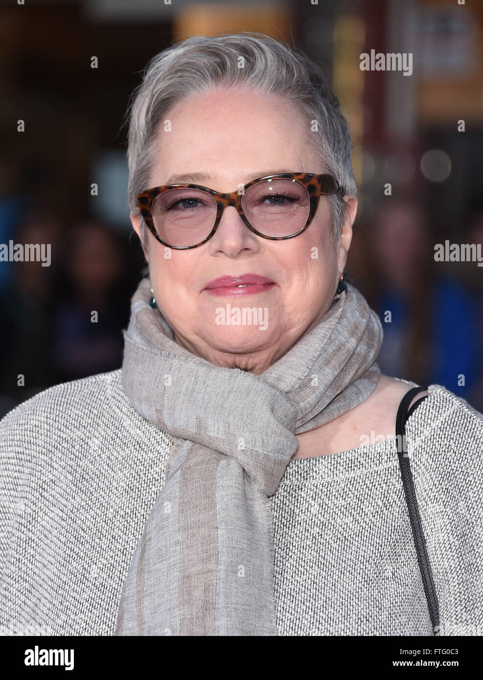 Westwood, Kalifornien, USA. 28. März 2016. Kathy Bates kommt für die Premiere des Films "The Boss" im Dorf Theater. Bildnachweis: Lisa O'Connor/ZUMA Draht/Alamy Live-Nachrichten Stockfoto