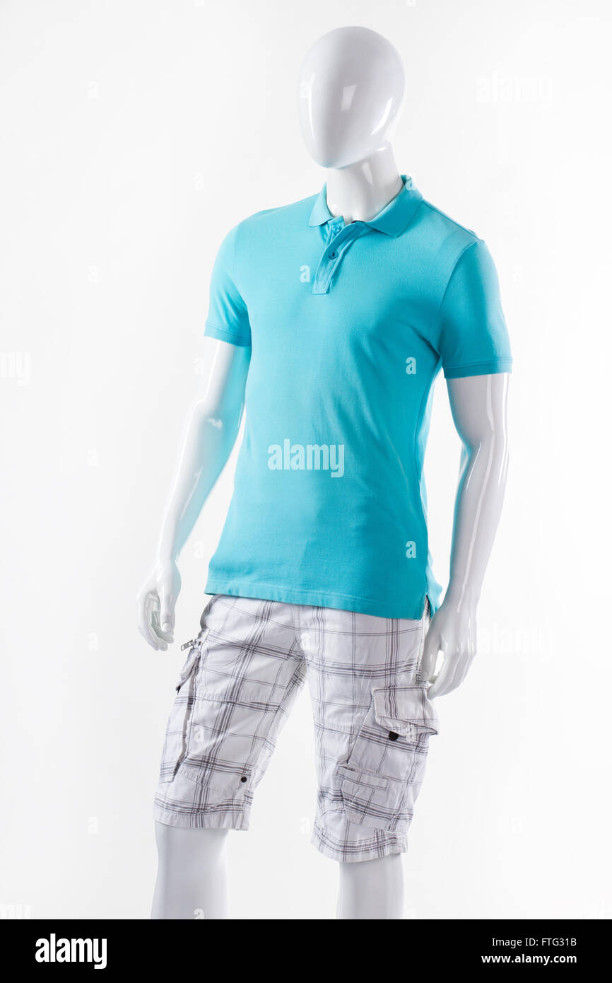 T-Shirt und Shorts auf Mannequin. Männliche Schaufensterpuppe tragen Sommerkleidung. Blaues T-shirt und weißen Shorts. Cargo-Shorts mit Polo-t- Stockfoto