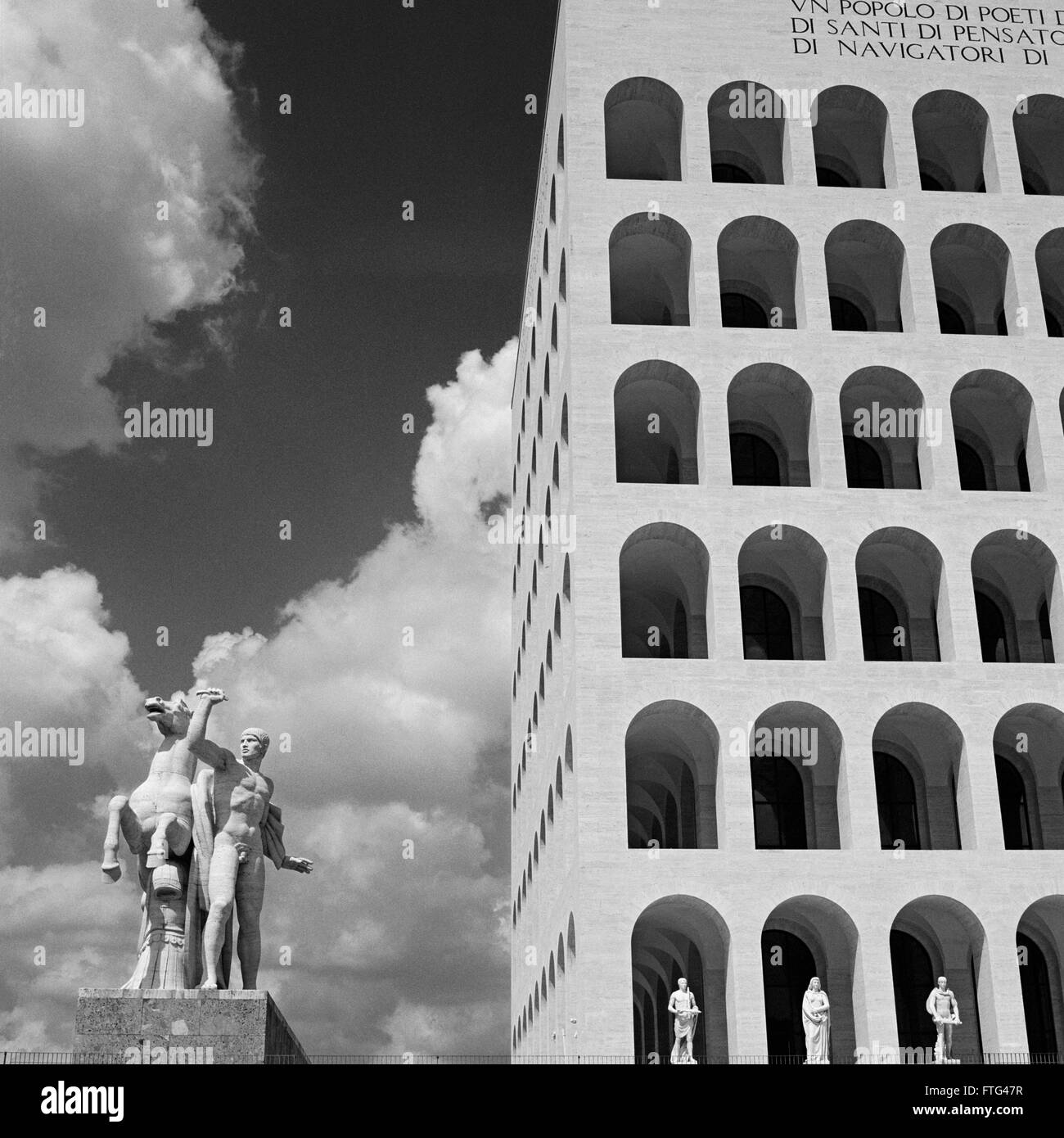 Italien, Latium, Rom, Eur Bezirk, Palazzo della Civiltà del Lavoro, Statue Stockfoto