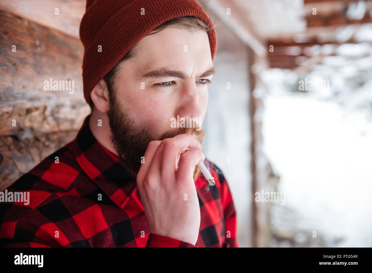 Mann Rauchen Zigarette im freien Stockfoto